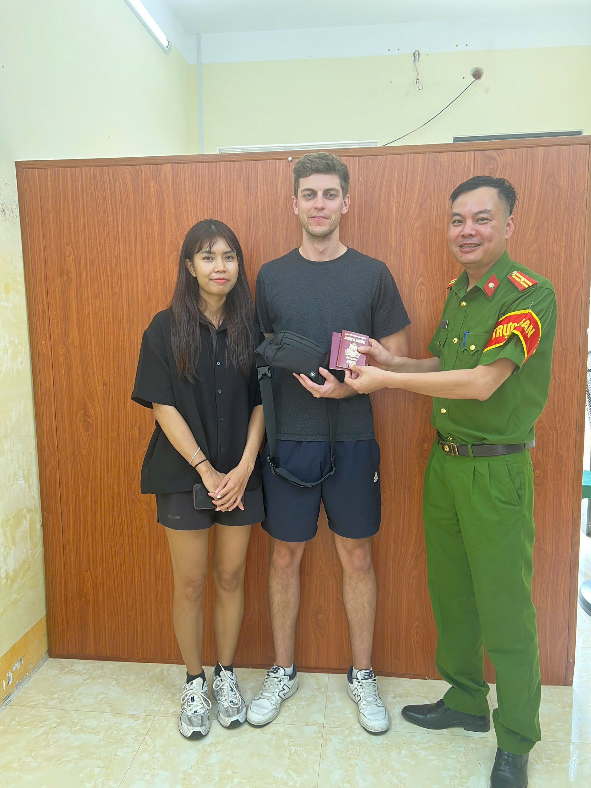 DU KHÁCH XÚC ĐỘNG GỬI LỜI CẢM ƠN CÔNG AN PHƯỜNG SAU KHI TÌM LẠI ĐƯỢC TÀI SẢN 