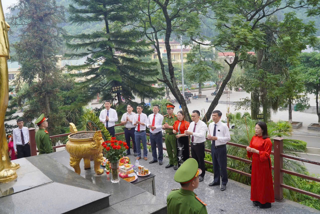 CÔNG AN XÃ MÈO VẠC DÂNG HƯƠNG TƯỞNG NIỆM CHỦ TỊCH HỒ CHÍ MINH NHÂN KỶ NIỆM 136 NĂM NGÀY SINH CỦA NGƯỜI