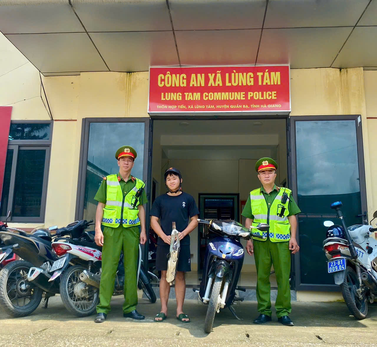 CÔNG AN XÃ LÙNG TÁM, TỈNH TUYÊN QUANG TĂNG CƯỜNG RÀ SOÁT, TUYÊN TRUYỀN VÀ CHO CÁC CHỦ CƠ SỞ SỬA CHỮA XE MÁY KÝ CAM KẾT KHÔNG ĐỘ, CHẾ PHƯƠNG TIỆN, THAY ĐỔI KẾT CẤU XE