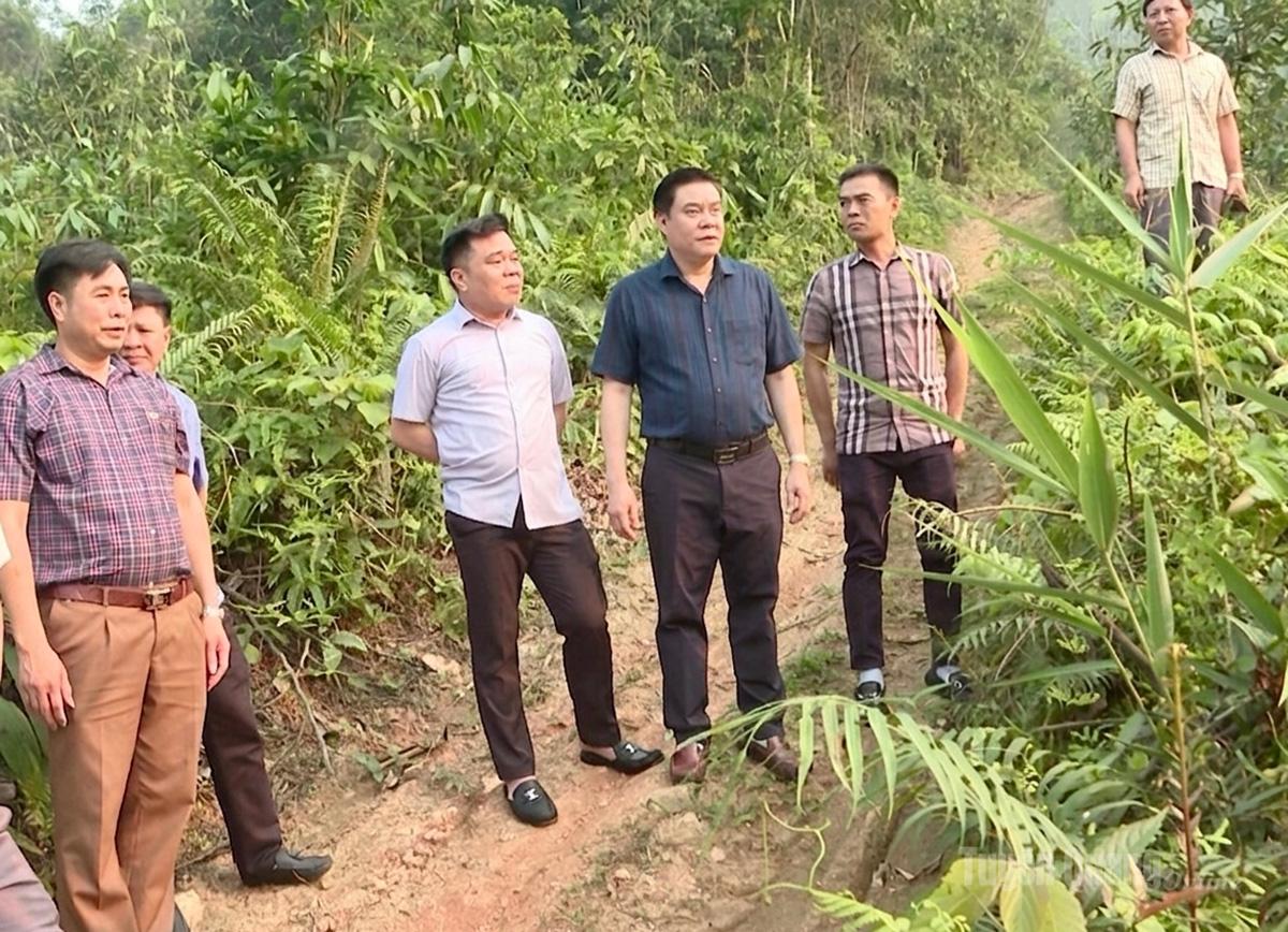 Phó Chủ tịch UBND tỉnh Hoàng Gia Long khảo sát khu xử lý rác thải tại xã Vị Xuyên
