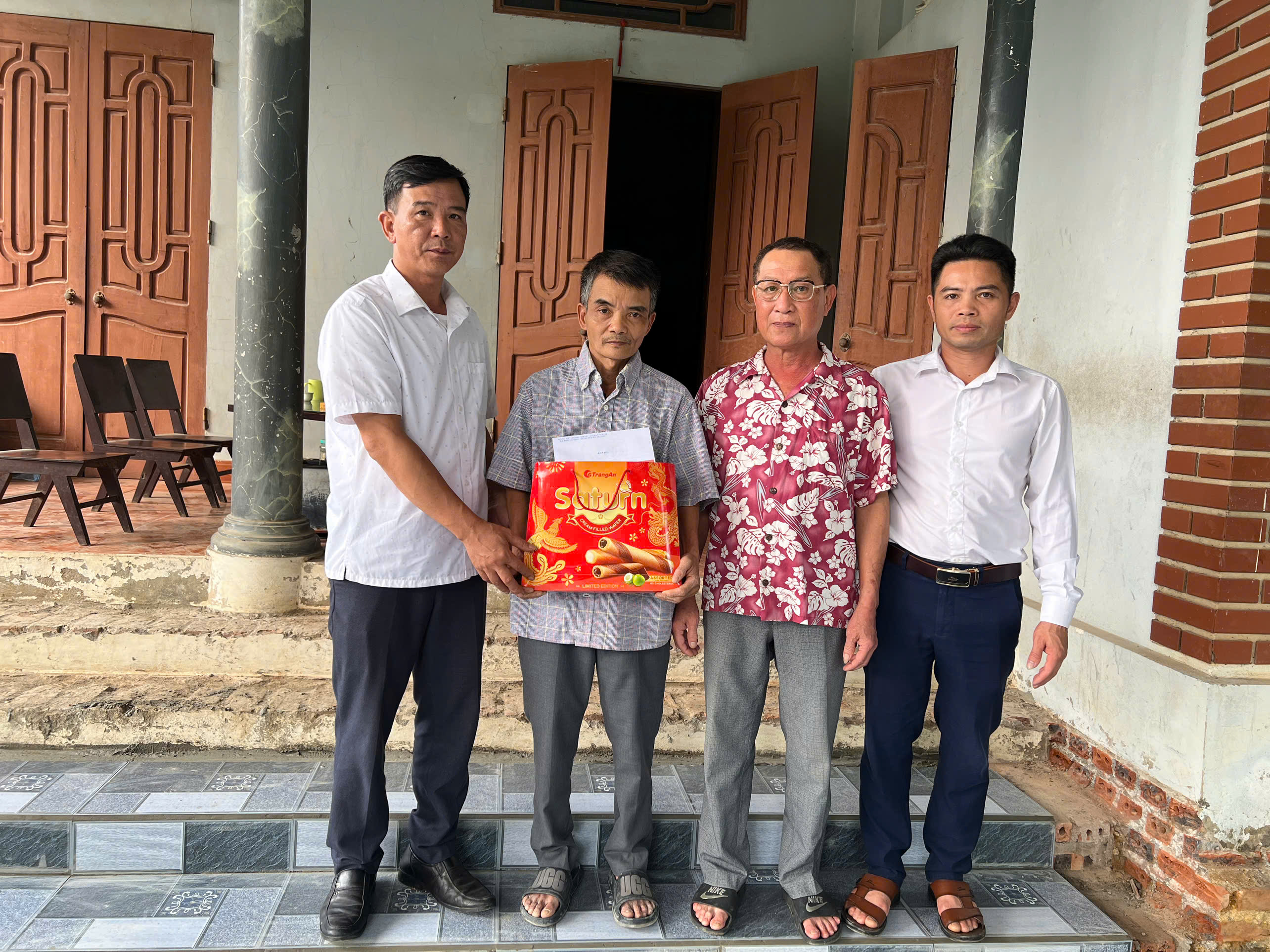 PHÒNG VĂN HÓA – XÃ HỘI XÃ PHÚ LƯƠNG TỔ CHỨC THĂM HỎI, TẶNG QUÀ NGƯỜI KHUYẾT TẬT NHÂN NGÀY NGƯỜI KHUYẾT TẬT VIỆT NAM (18/4)