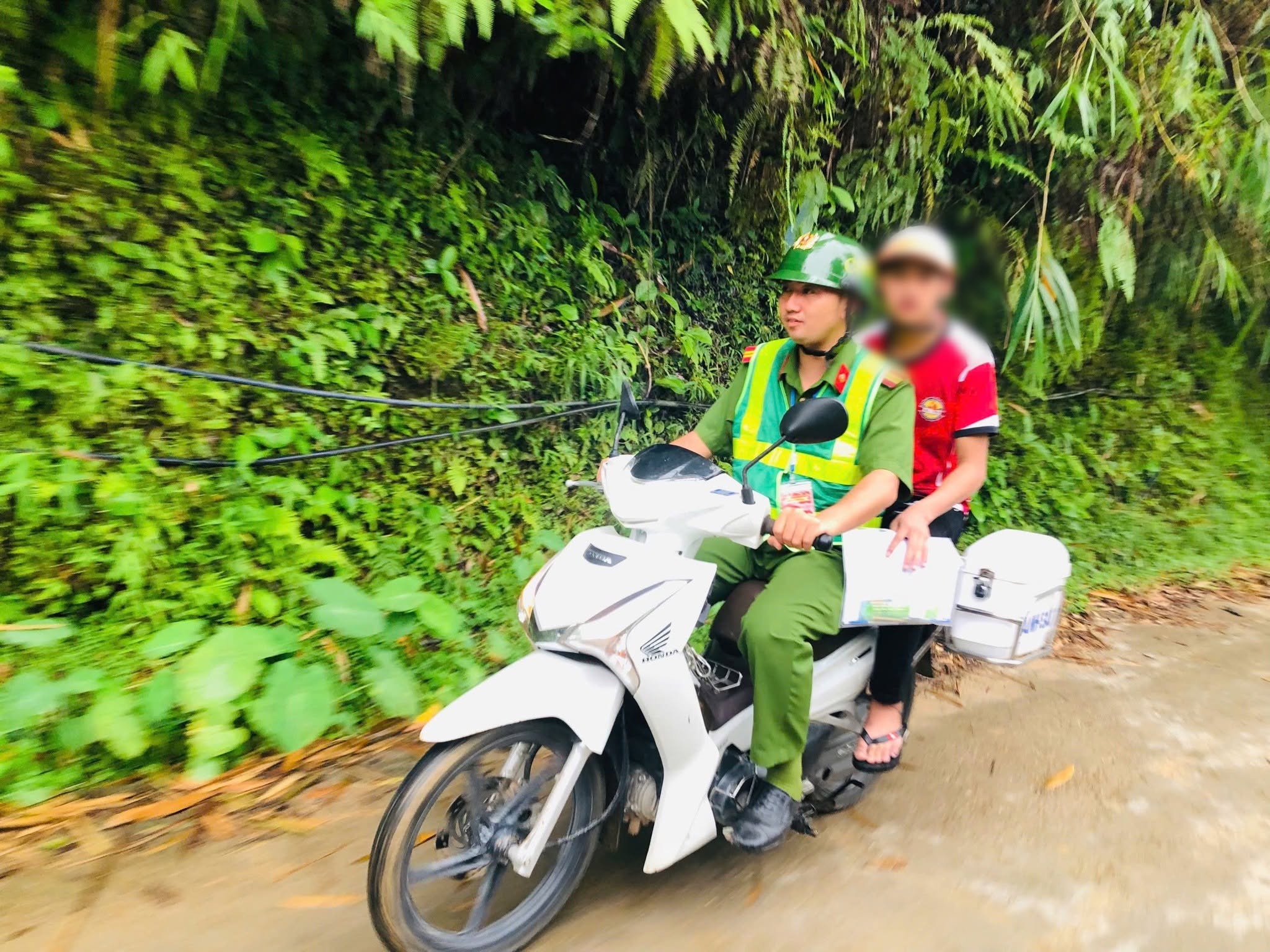 CÔNG AN TỈNH TUYÊN QUANG GIÚP NHIỀU THÍ SINH ĐẾN ĐIỂM THI AN TOÀN, ĐÚNG GIỜ