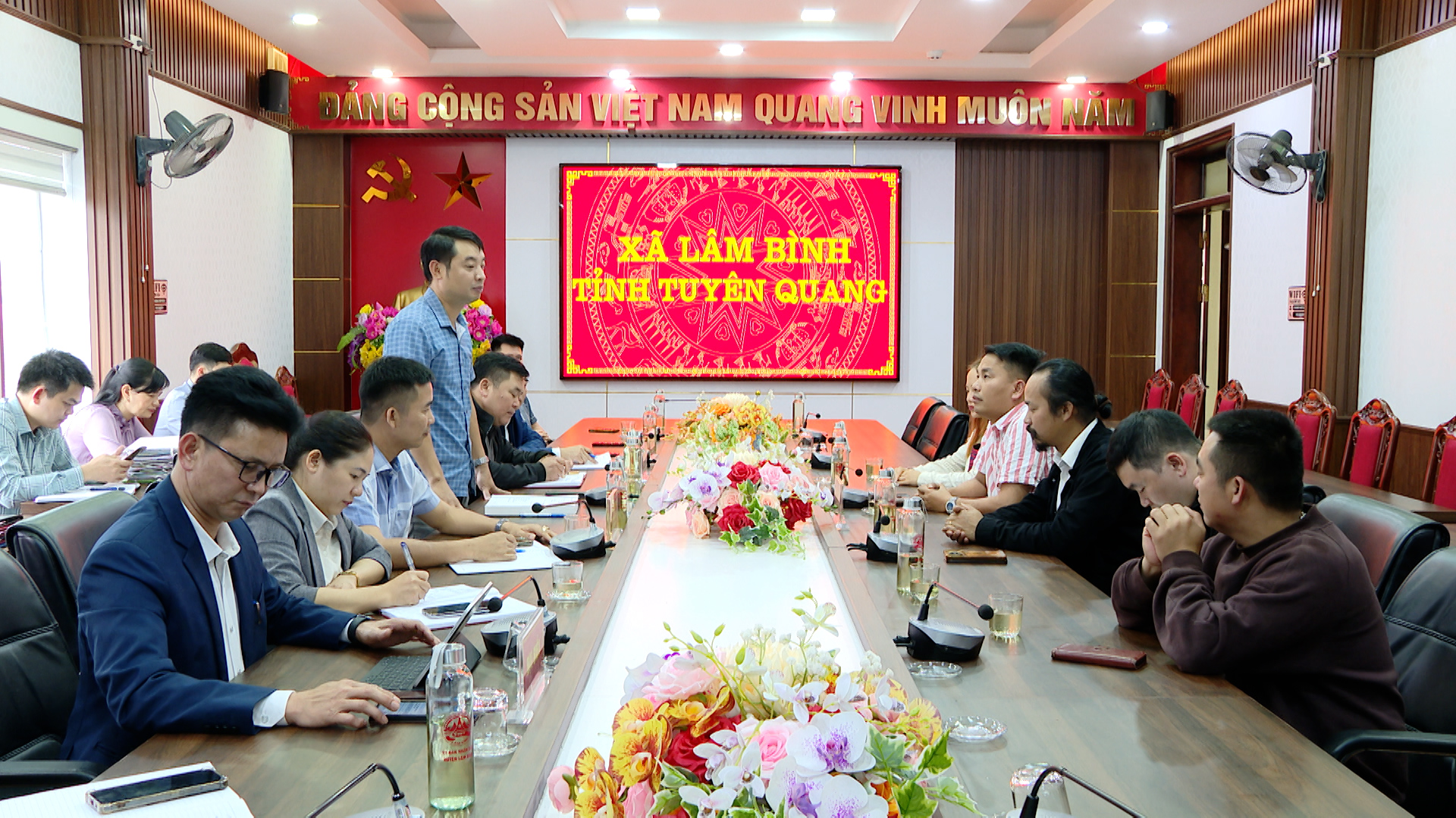 Ủy ban nhân dân hai xã Lâm Bình, Thượng Lâm làm việc với đoàn công tác của Hội Du lịch xã Đồng Văn