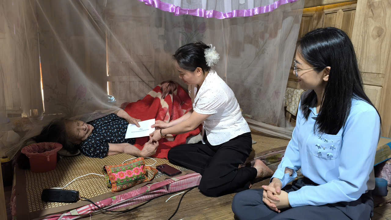 Bí thư Đảng ủy, Chủ tịch HĐND xã Nguyễn Thùy Linh thăm tặng quà đối tượng khuyết tật tại thôn Việt Hà