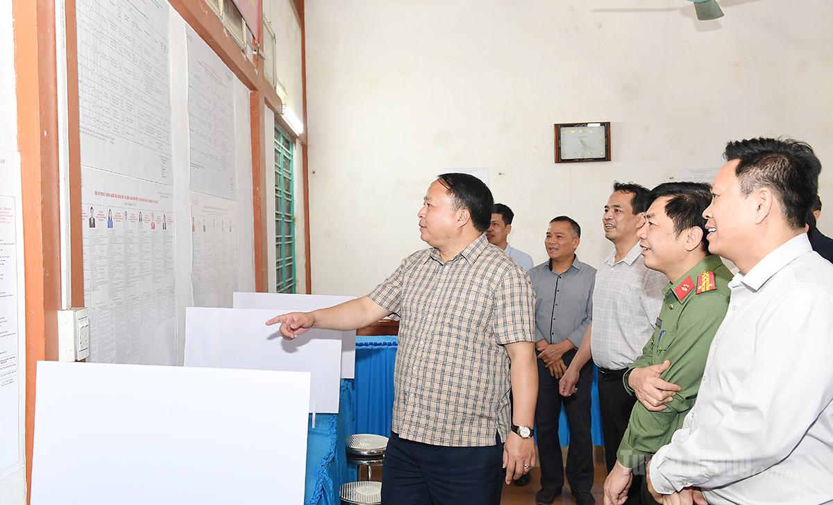 Chủ tịch UBND tỉnh Phan Huy Ngọc kiểm tra công tác chuẩn bị bầu cử trên địa bàn tỉnh