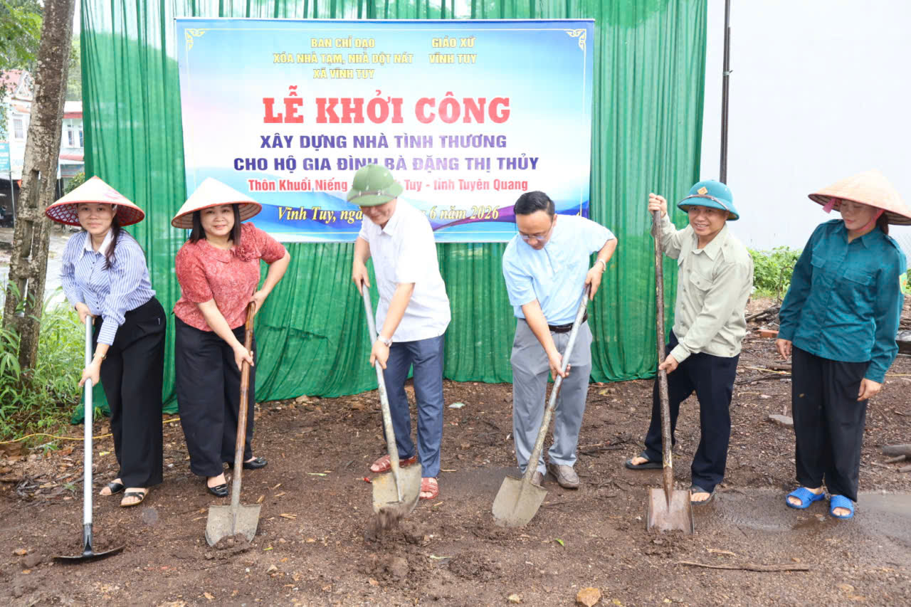 Khởi công xúc đất.jpg