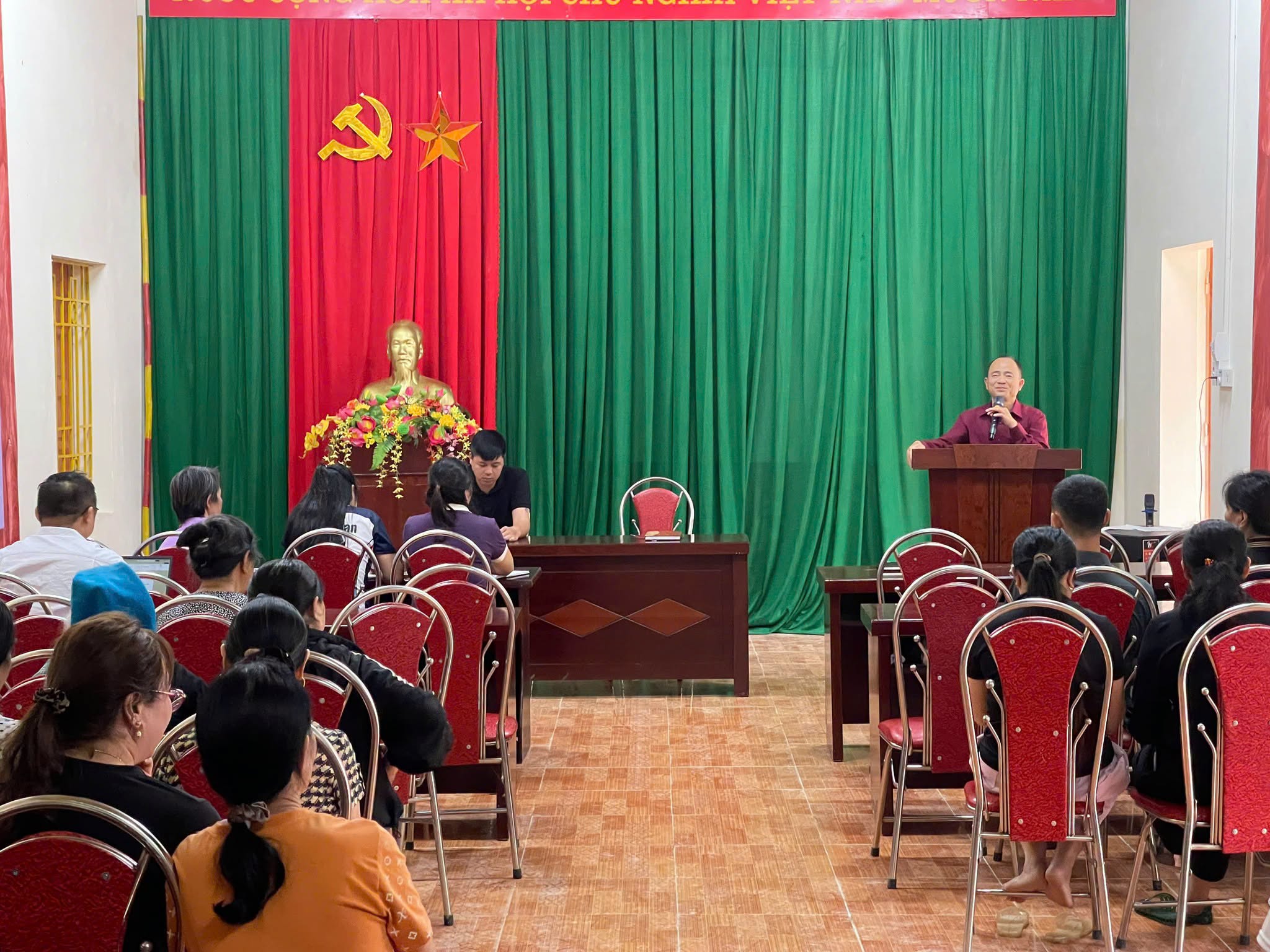 Đồng chí Nguyễn Văn Chinh - Phó Bí thư Đảng ủy, Chủ tịch UBND xã làm việc với các thôn Lũng Phìn, Cờ Láng, Mao Sao Phìn về thực hiện phương án sắp xếp, sáp nhập thôn