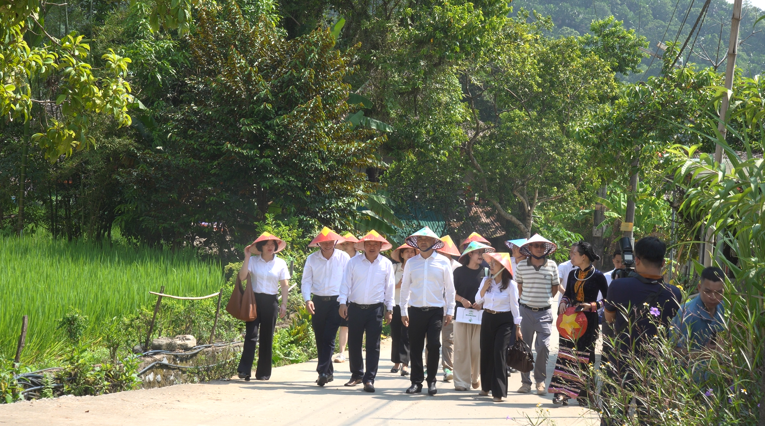ĐOÀN CÔNG TÁC CHÂU VĂN SƠN (TRUNG QUỐC) THAM QUAN LÀNG VĂN HÓA DU LỊCH CỘNG ĐỒNG THÔN THA