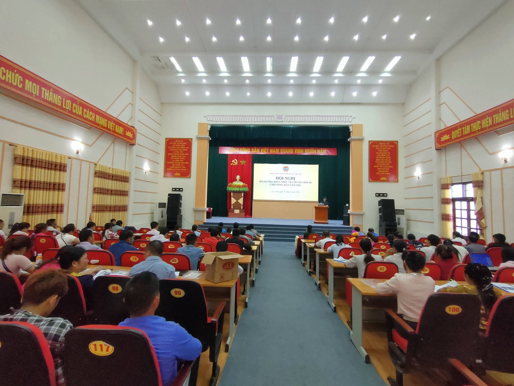 Hội Nông dân tỉnh Tuyên Quang vừa tổ chức Hội nghị bồi dưỡng kiến thức về chuyển đổi số cho nông dân năm 2026 tại xã Quản Bạ.