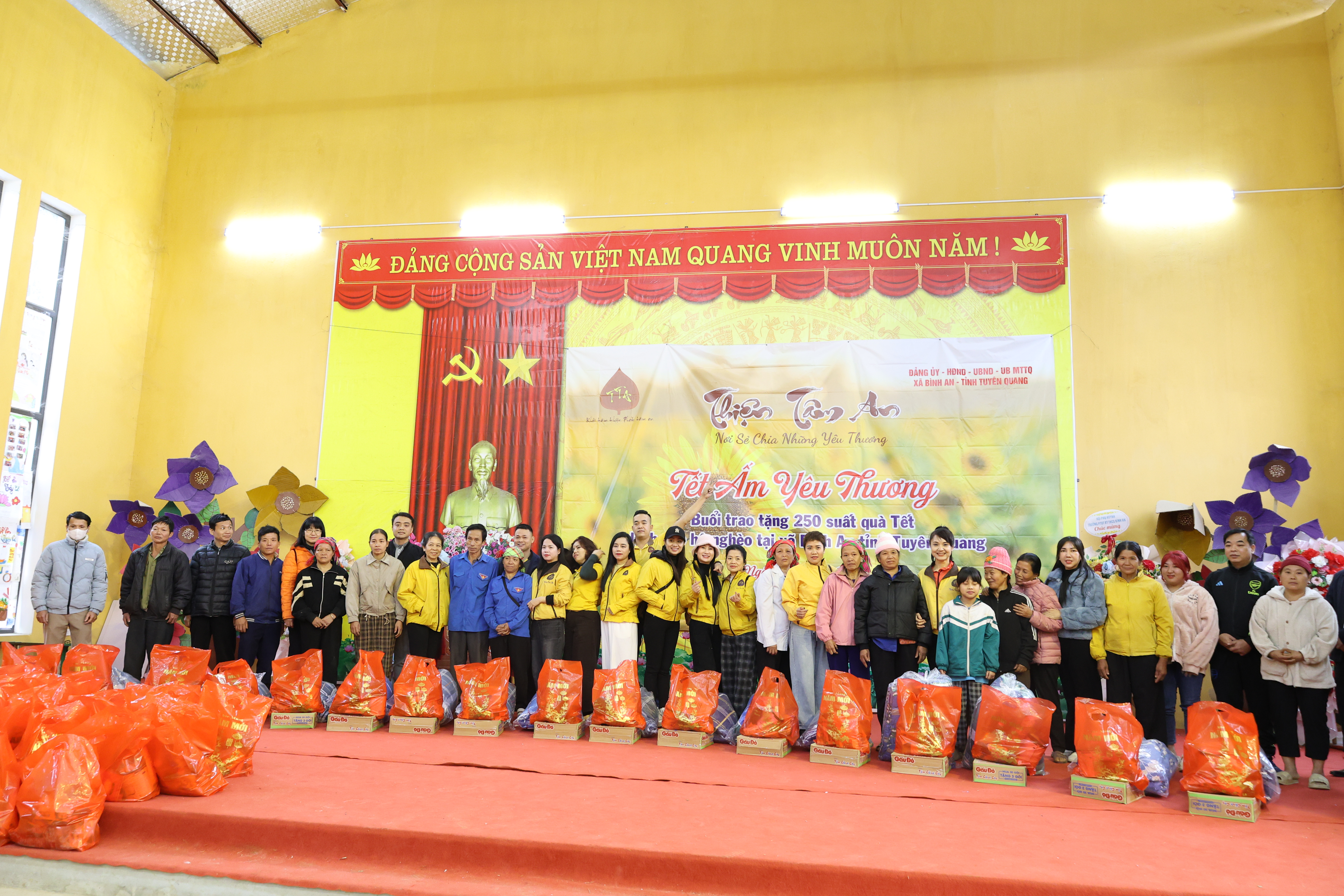 Nhân dịp chuẩn bị đón Tết Nguyên đán Bính Ngọ năm 2026, ngày 8/2/2026, tại nhà văn hoá xã, thôn Tống Pu, Ban Thường trực Ủy ban Mặt trận Tổ quốc Việt Nam xã phối hợp với Đoàn Thiện tâm an đến từ thủ đô Hà Nội đã tổ chức chương trình trao quà Tết cho các hộ nghèo, hộ gia đình có hoàn cảnh đặc biệt khó khăn trên địa bàn xã.