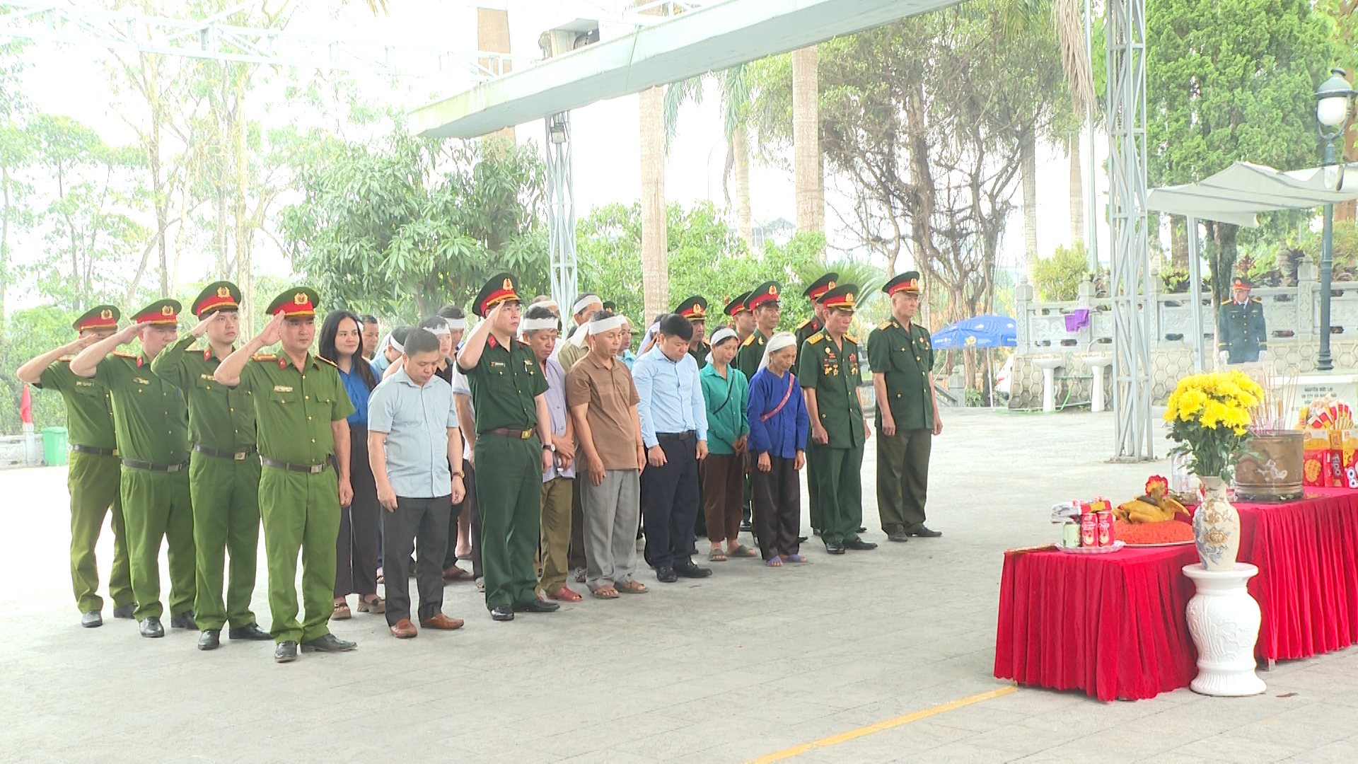 Đón nhận và an táng hài cốt liệt sĩ Hoàng Minh Thiên.