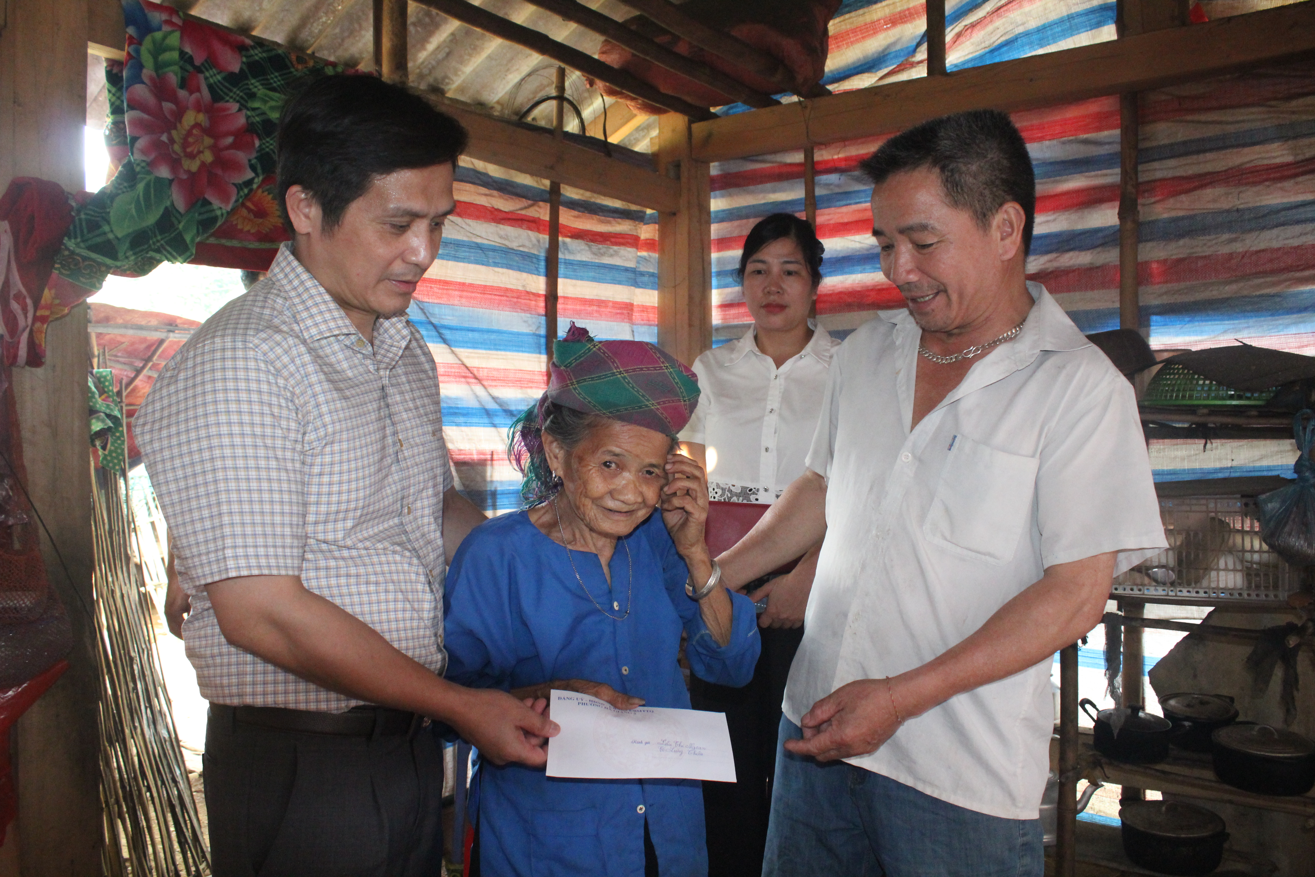 Chủ tịch UBND phường Hà Giang 2, Hà Minh Mẫn tặng quà người khuyết tật