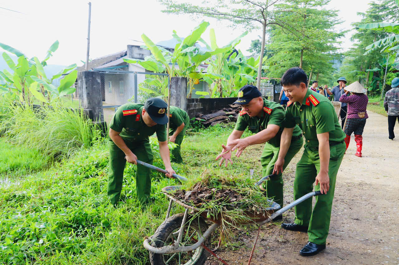CÔNG AN XÃ LIÊN HIỆP TÍCH CỰC THAM GIA NGÀY LAO ĐỘNG CỘNG SẢN TỔNG VỆ SINH MÔI TRƯỜNG