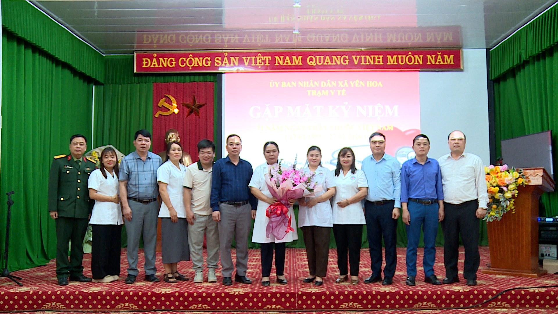 Lãnh đạo xã Yên Hoa tặng hoa chúc mừng Trạm Y tế xã nhân Ngày thầy thuốc Việt Nam 27/02