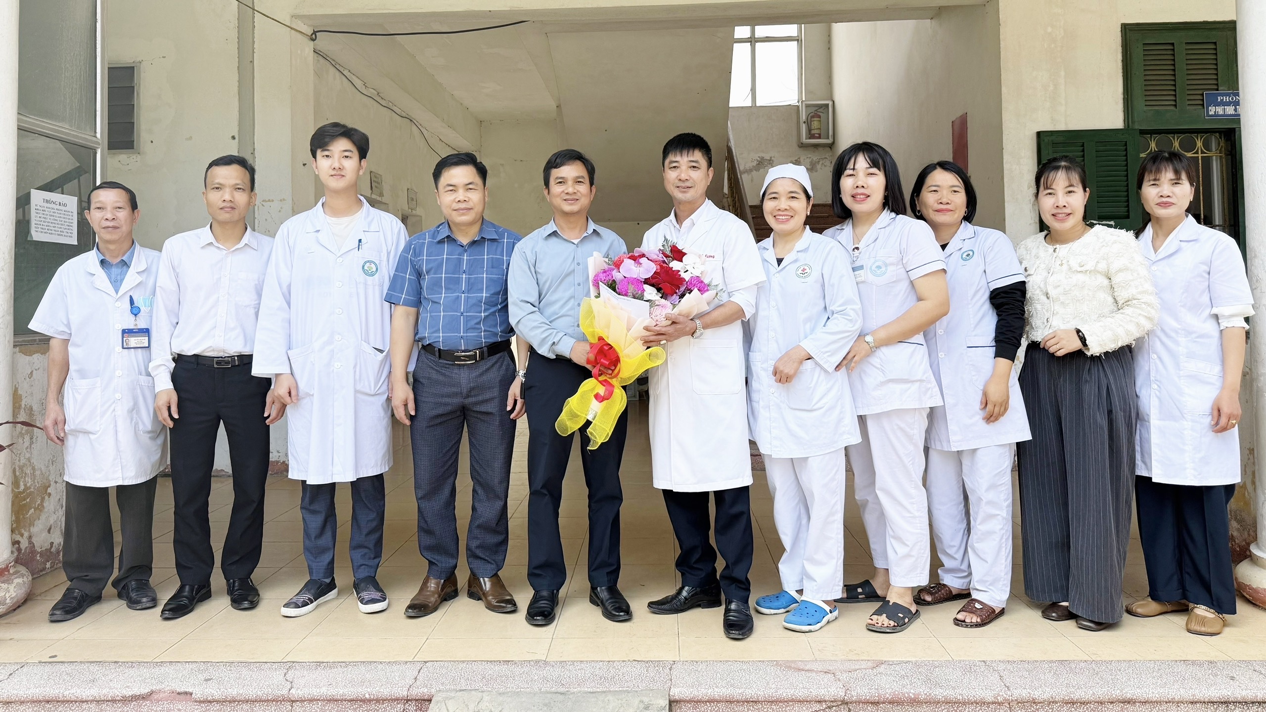 Lãnh đạo Đảng ủy, HĐND, UBND, Ủy ban MTTQ xã Sơn Thủy thăm, chúc mừng Trạm Y tế xã Sơn Thủy nhân kỷ niệm 71 năm Ngày Thầy thuốc Việt Nam 27/2