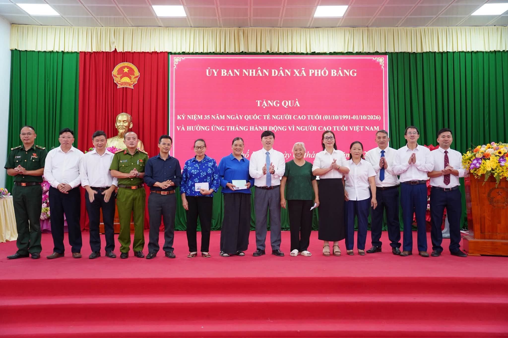 XÃ PHỐ BẢNG THĂM, TẶNG QUÀ NGƯỜI CAO TUỔI NHÂN NGÀY QUỐC TẾ NGƯỜI CAO TUỔI 1/10