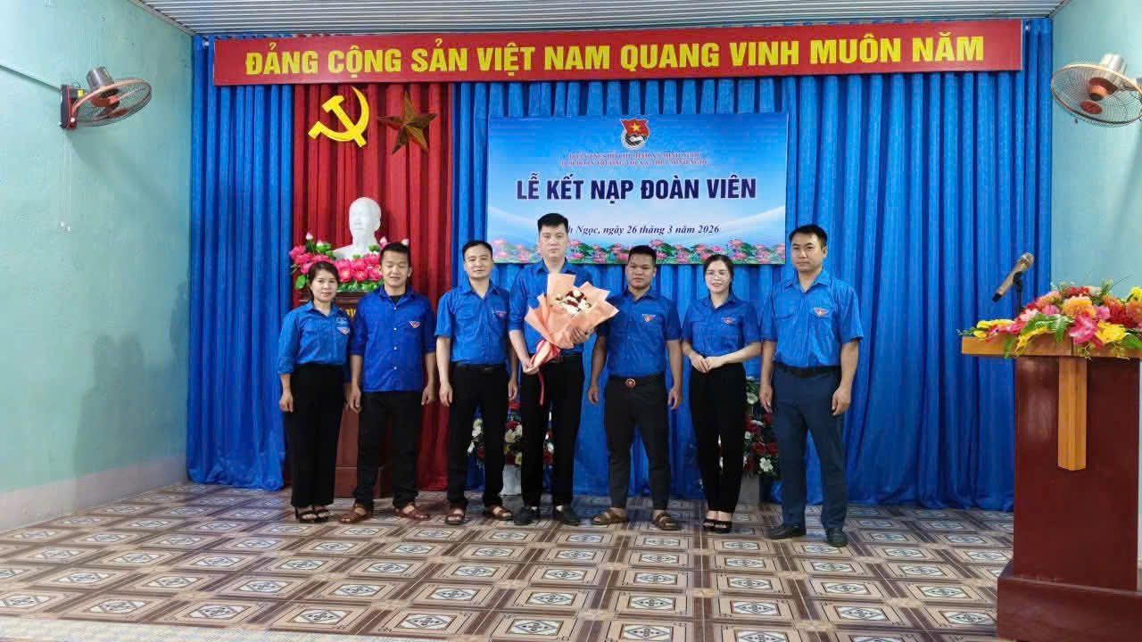 THƯỜNG TRỰC ĐẢNG UỶ DỰ LỄ KỶ NIỆM 95 NĂM NGÀY THÀNH LẬP ĐOÀN VÀ LỄ KẾT NẠP ĐOÀN VIÊN MỚI