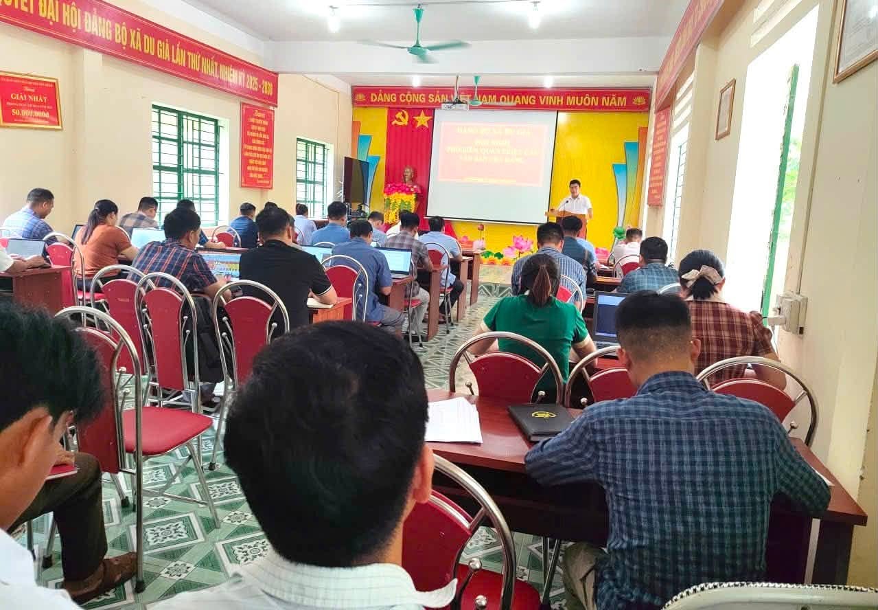 ĐẢNG ỦY XÃ DU GIÀ TỔ CHỨC HỘI NGHỊ QUÁN TRIỆT, PHỔ BIẾN CÁC VĂN BẢN CỦA ĐẢNG