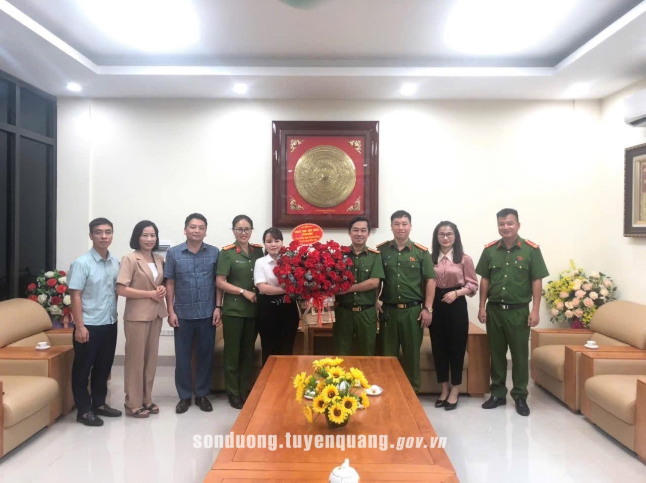 Đảng ủy, UBND xã Sơn Dương chúc mừng lực lượng Công an xã nhân dịp Kỷ niệm 80 năm Ngày truyền thống Công an nhân dân Việt Nam (19/8/1945 - 19/8/2025)