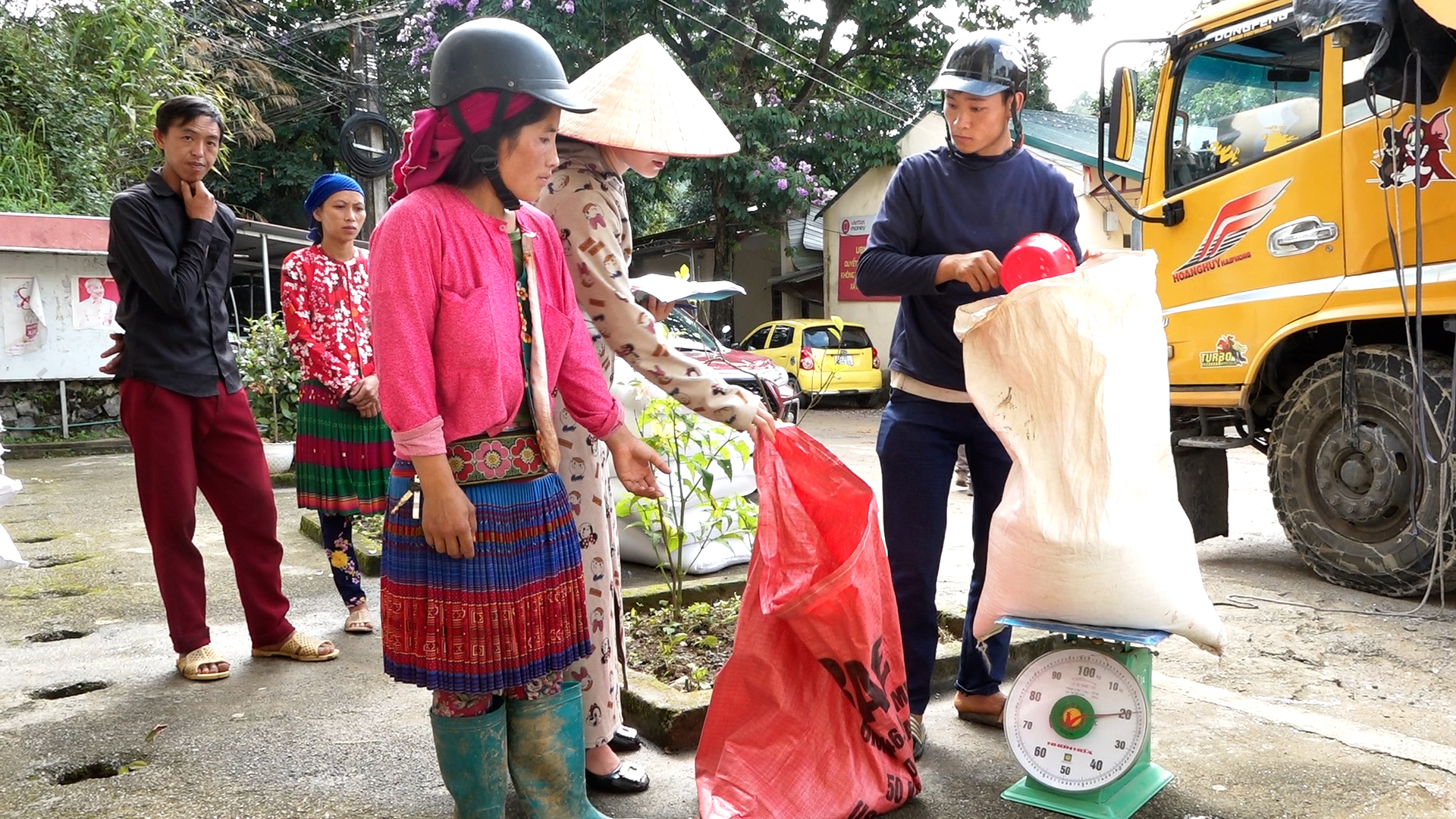 Tát Ngà kịp thời cấp phát gạo cứu đói cho các hoàn cảnh khó khăn