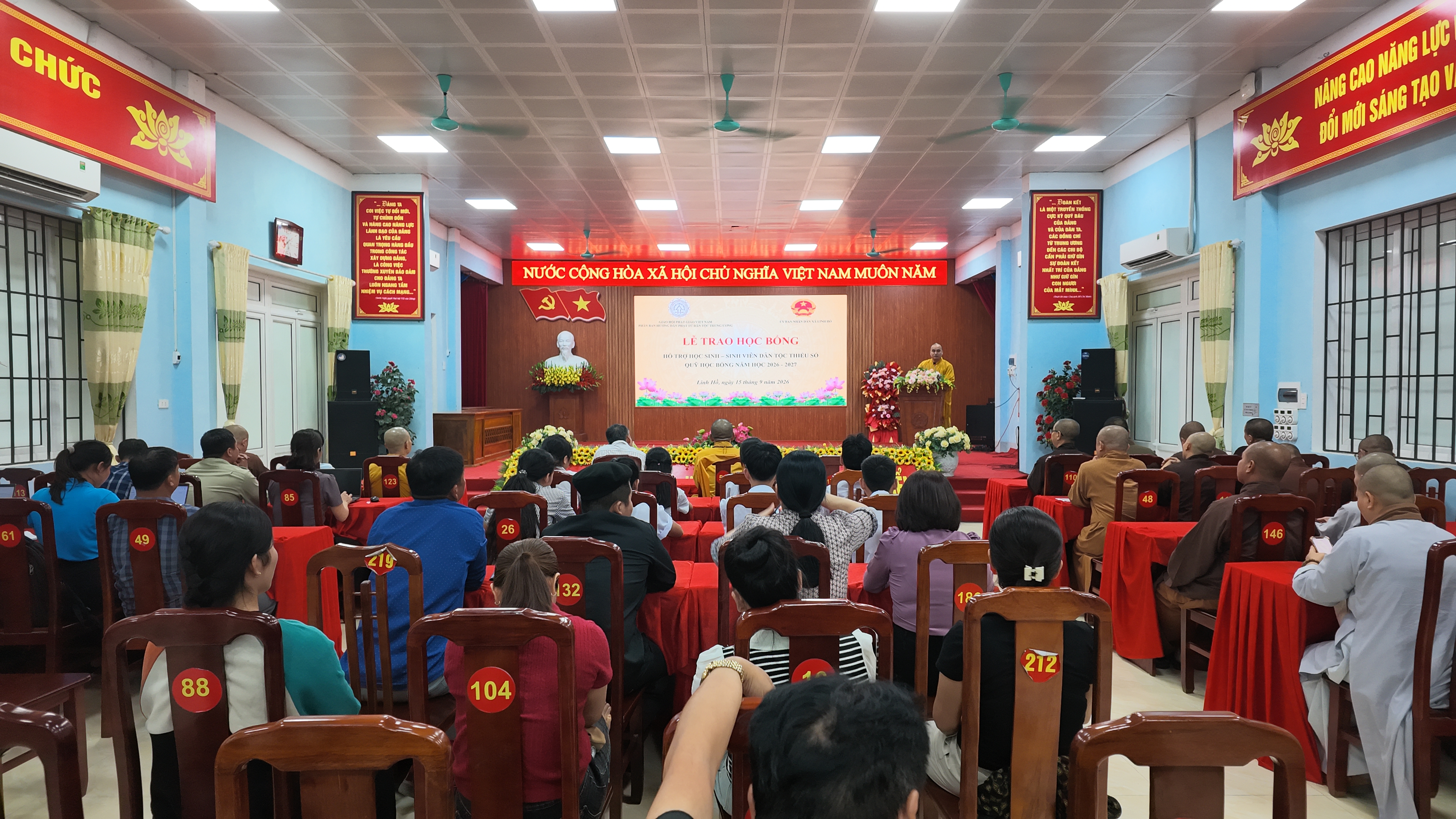 Xã Linh Hồ phối hợp trao học bổng hỗ trợ học sinh, sinh viên dân tộc thiểu số