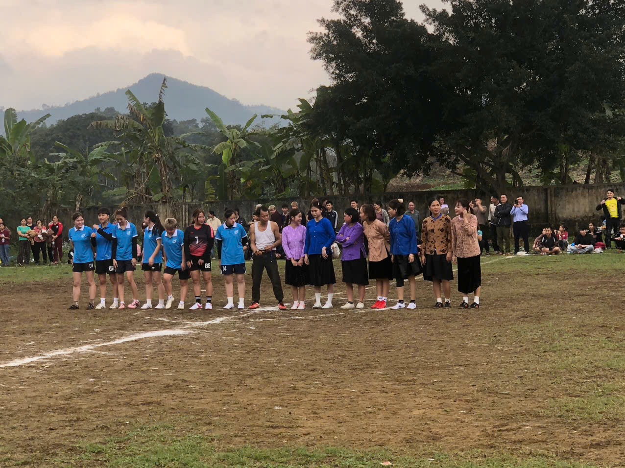 b&oacute;ng đ&aacute; nữ 2.jpg