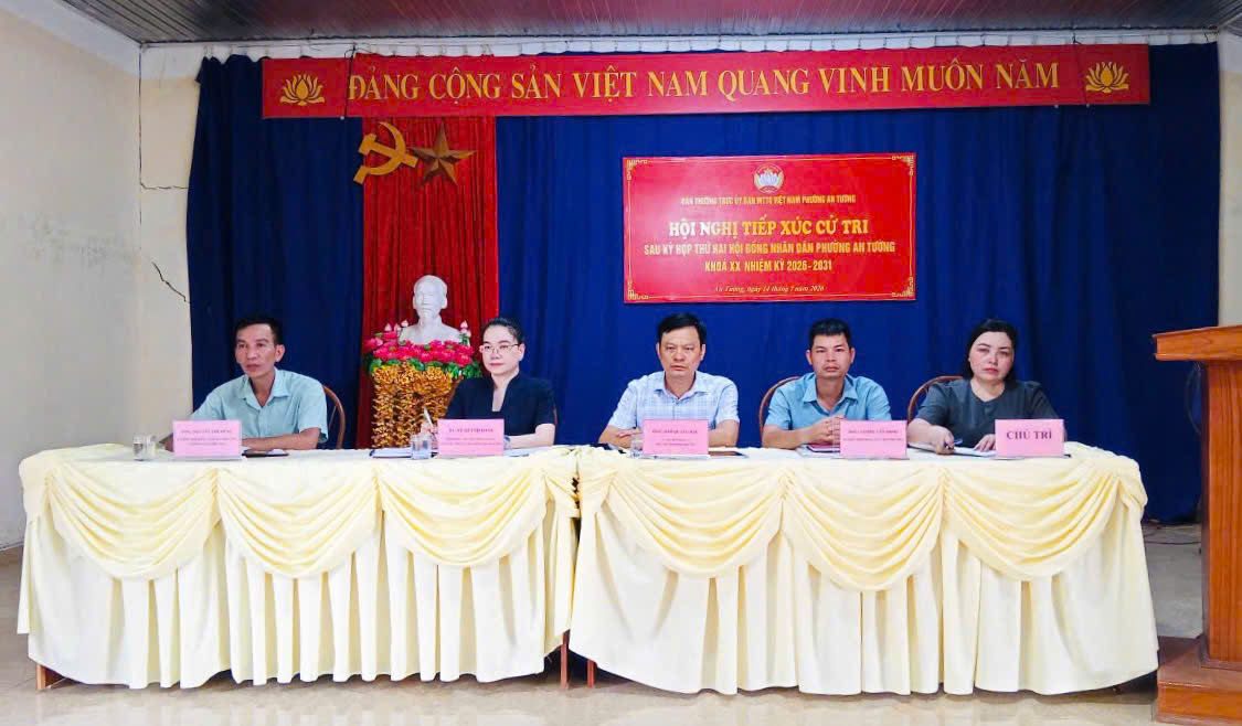 Đồng chí Phó Bí thư Thường trực Đảng uỷ, Giám đốc Trung tâm Chính trị An Tường Vũ Quỳnh Loan và Tổ đại biểu số 03 HĐND phường An Tường tiếp xúc cử tri sau Kỳ họp thứ hai HĐND phường XX, nhiệm kỳ 2026-2031