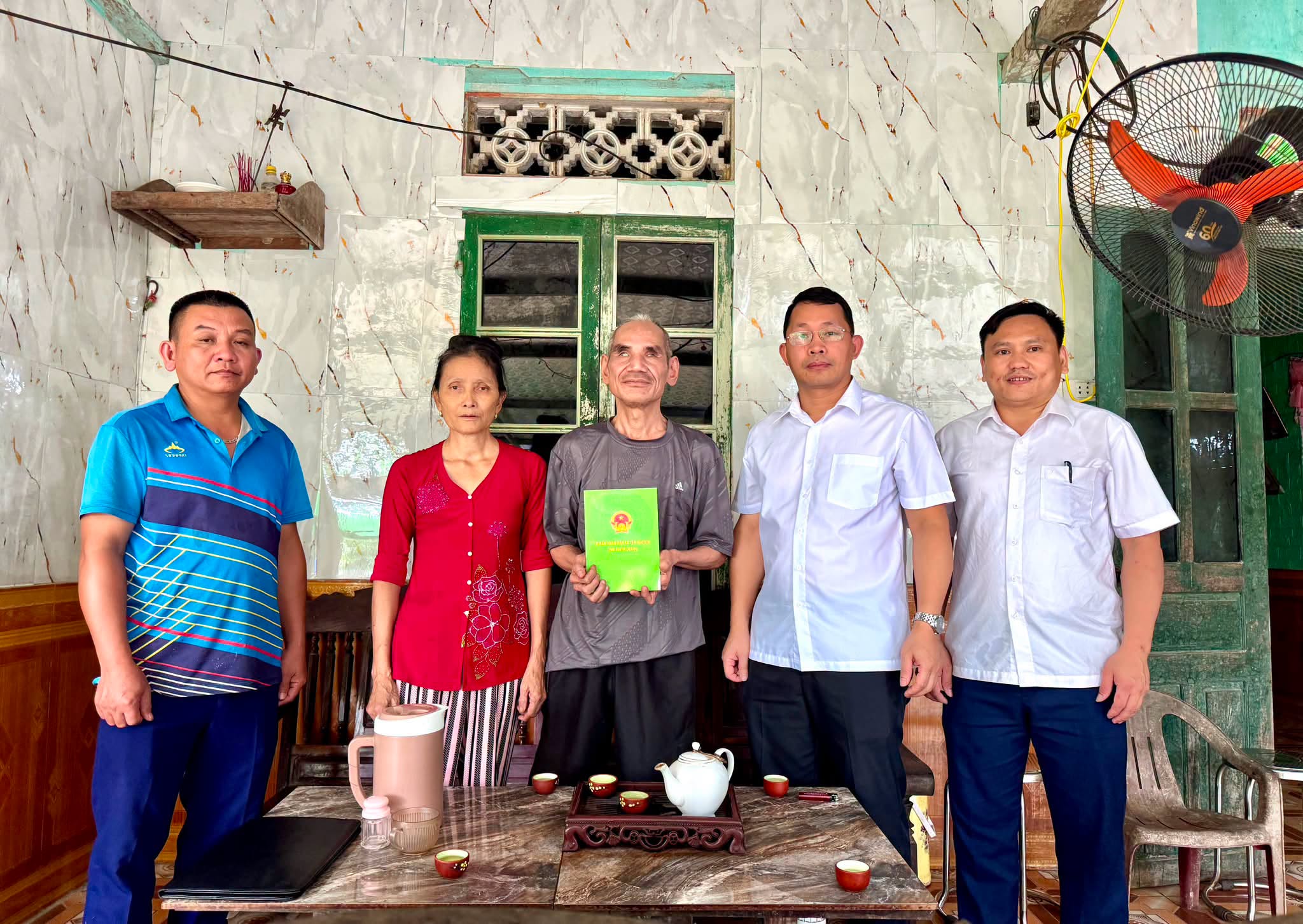Đồng chí Nguyễn Gia Luyện, Phó Bí thư Đảng ủy, Chủ tịch UBND xã Yên Nguyên đến thăm, tặng quà gia đình chính sách trên địa bàn 