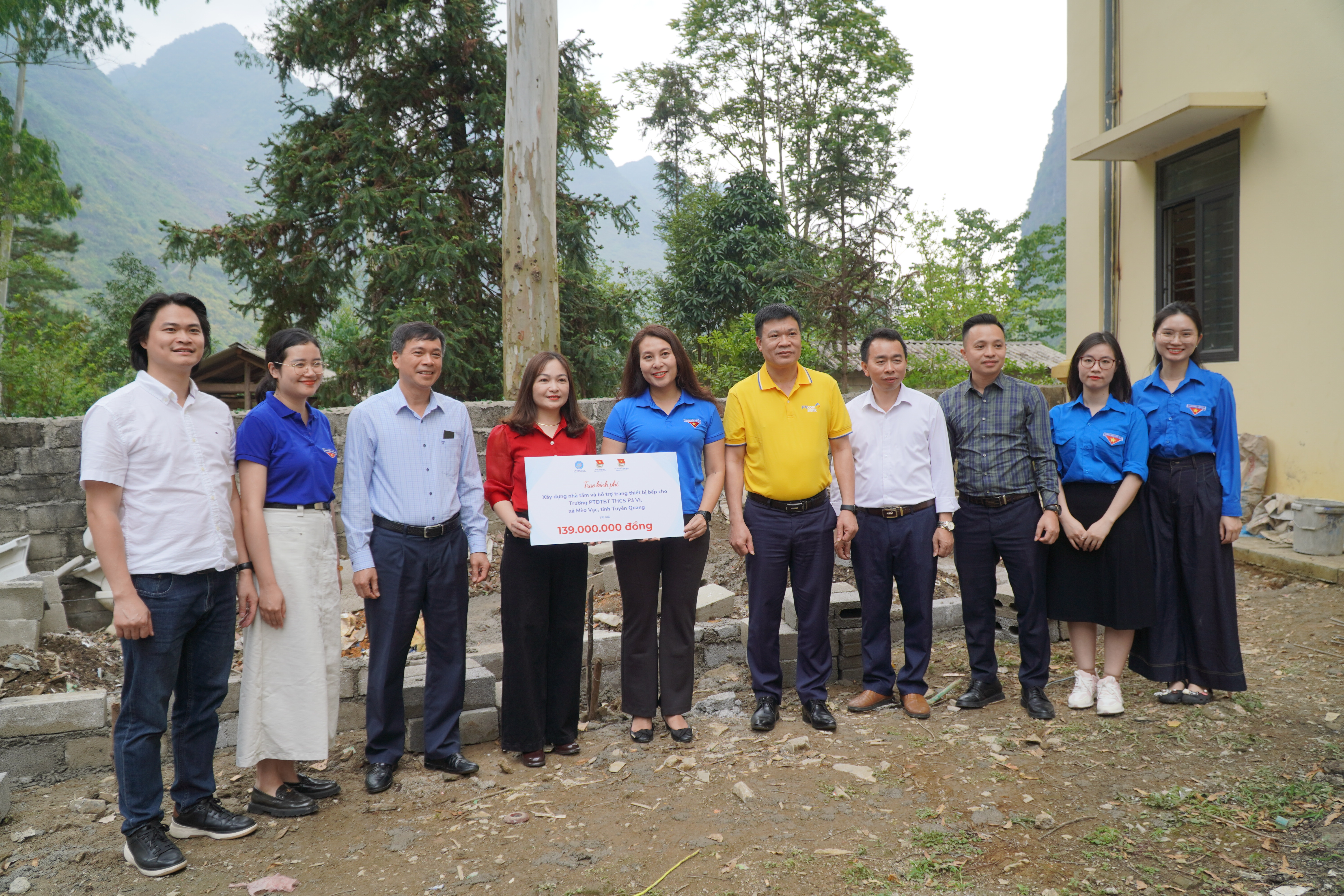 Các đơn vị thuộc Bộ Công Thương trao tặng quà cho học sinh Trường Phổ thông Dân tộc Bán trú THCS Pả Vi