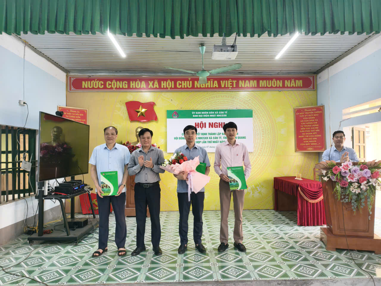 HỘI NGHỊ CÔNG BỐ QUYẾT ĐỊNH THÀNH LẬP BAN ĐẠI DIỆN HĐQT NHCSXH XÃ CÁN TỶ