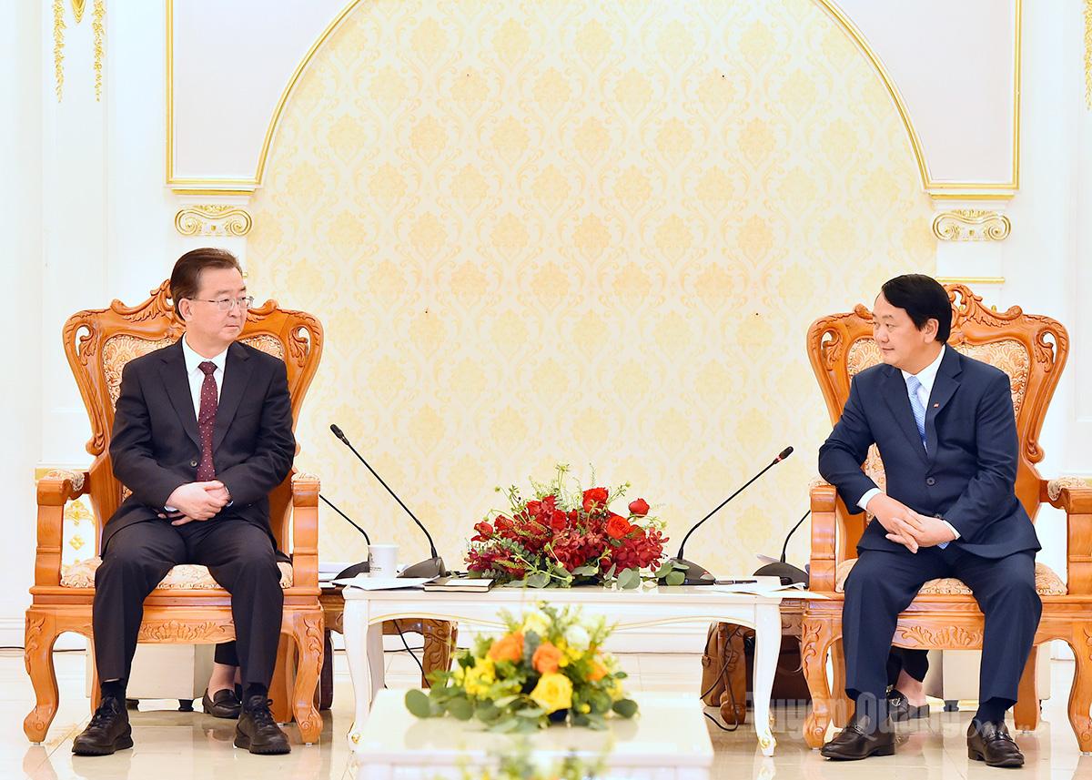 Tuyen Quang Party Secretary Hau A Lenh Holds Bilateral Meeting with Yunnan Party Secretary Wang Ning