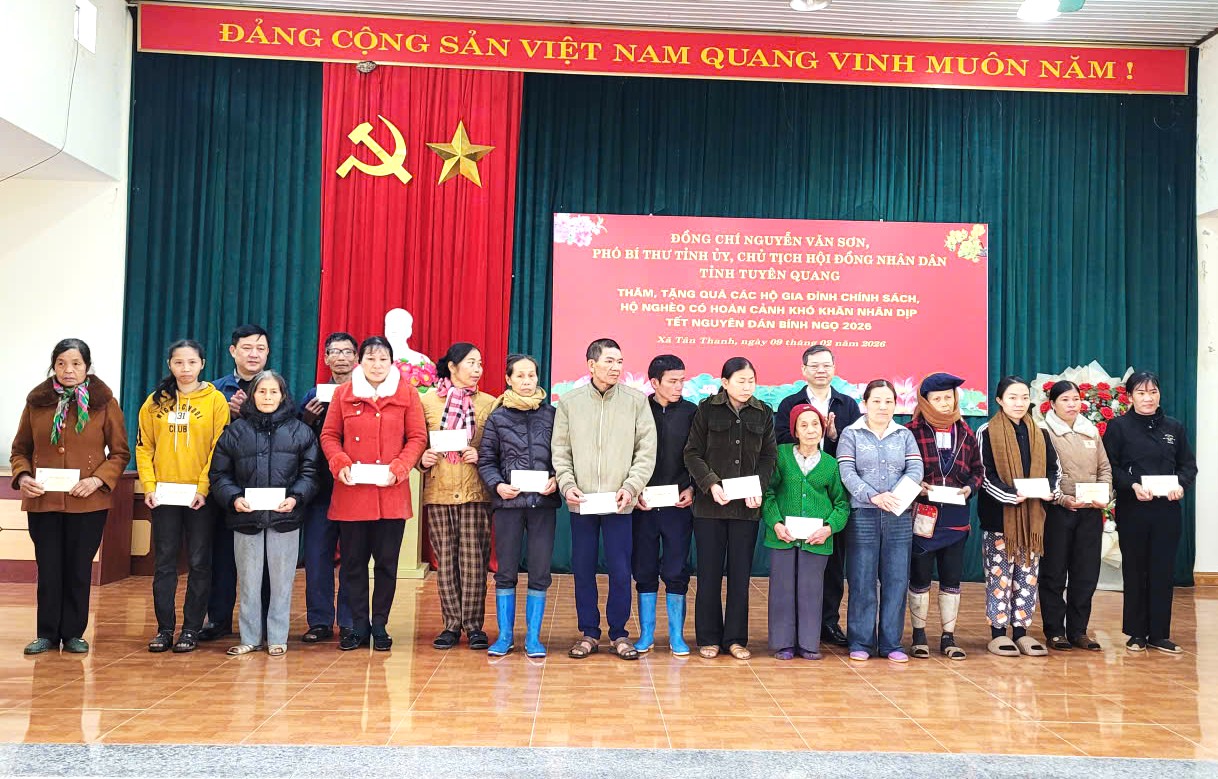 Đồng chí Nguyễn Văn Sơn, Phó Bí thư Tỉnh ủy, Chủ tịch HĐND tỉnh thăm, chúc Tết, tặng quà cho các hộ gia đình chính sách, hộ nghèo tại xã Tân Thanh