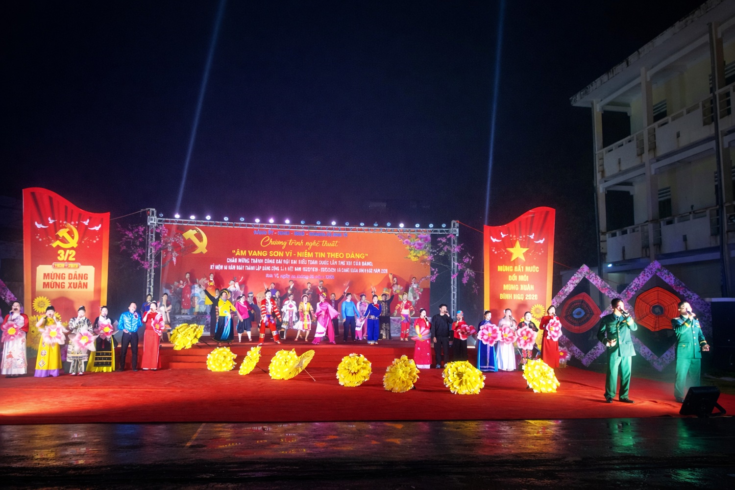 Sôi nổi chương trình nghệ thuật chào mừng 96 năm Ngày thành lập Đảng tại xã biên giới Sơn Vĩ