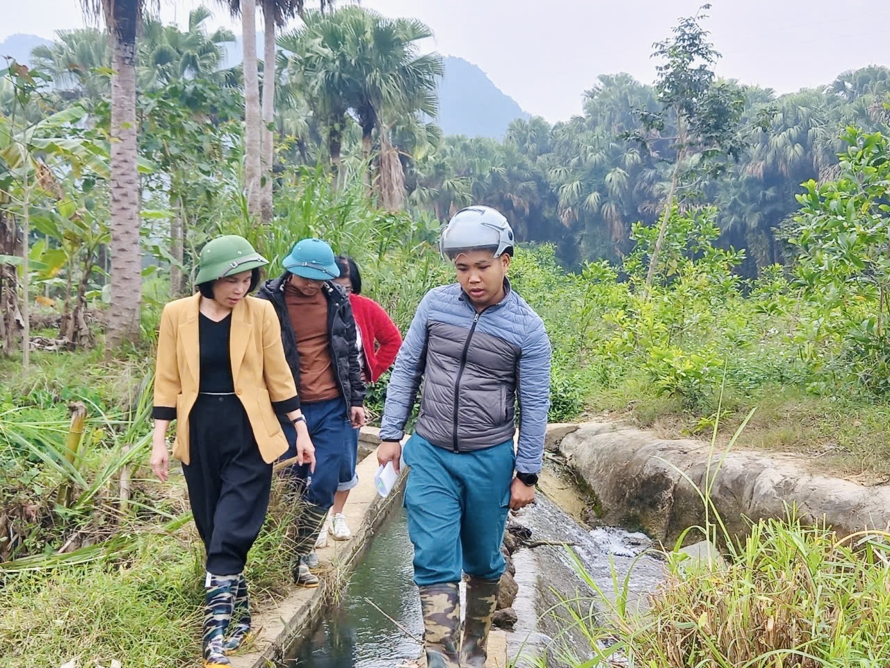 Chủ tịch Uỷ ban Nhân dân xã Bình Ca kiểm tra hệ thống kênh mương phục vụ mùa vụ sản xuất sắp tới