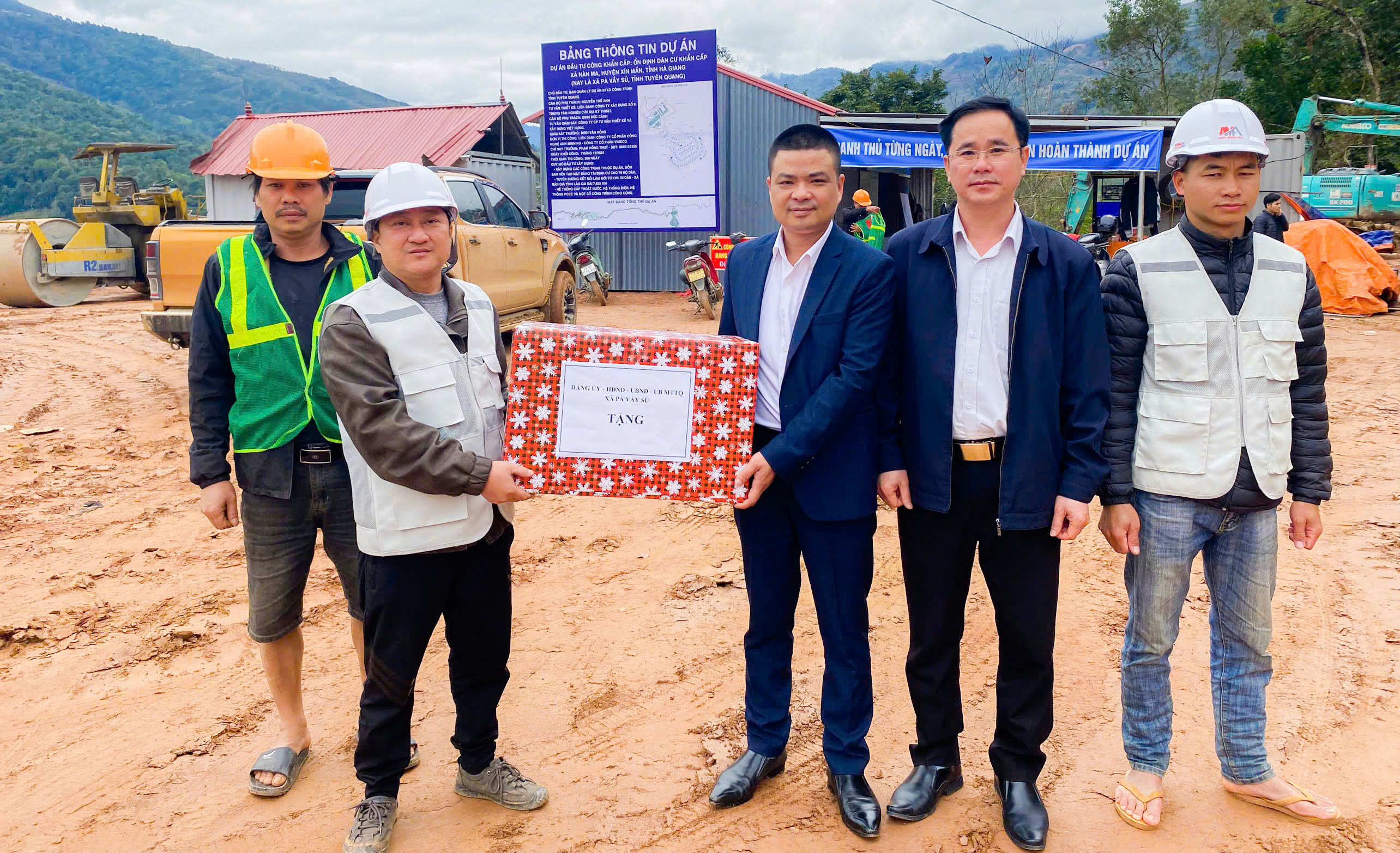 Lãnh đạo xã Pà Vầy Sủ thăm, chúc tết các đơn vị thi công dự án trọng điểm