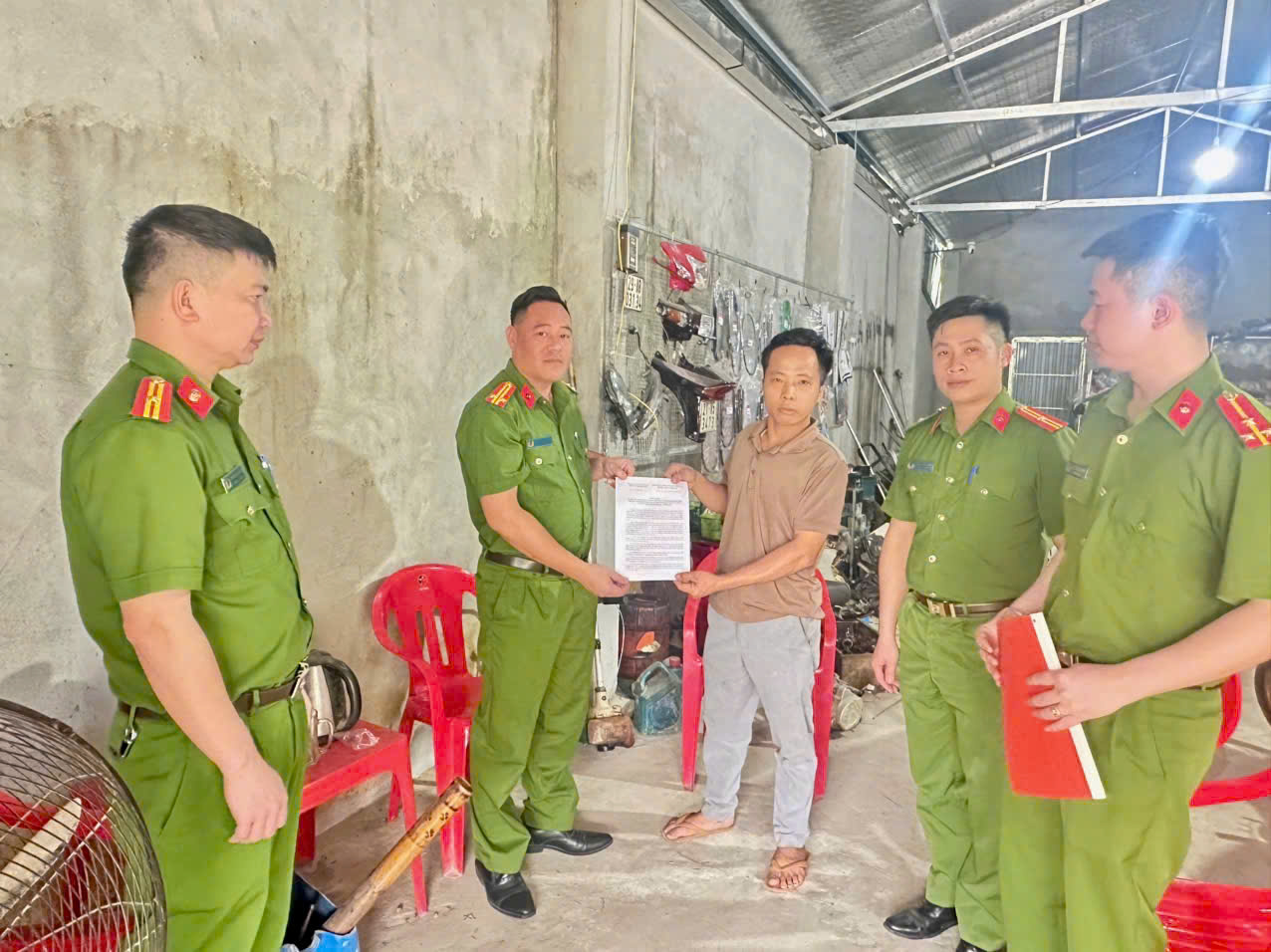 CÔNG AN XÃ ĐỒNG YÊN TĂNG CƯỜNG TUYÊN TRUYỀN, KIỂM TRA CÔNG TÁC PCCC CÁC CƠ SỞ KINH DOANH, SỬA CHỮA XE MÔ TÔ, XE GẮN MÁY