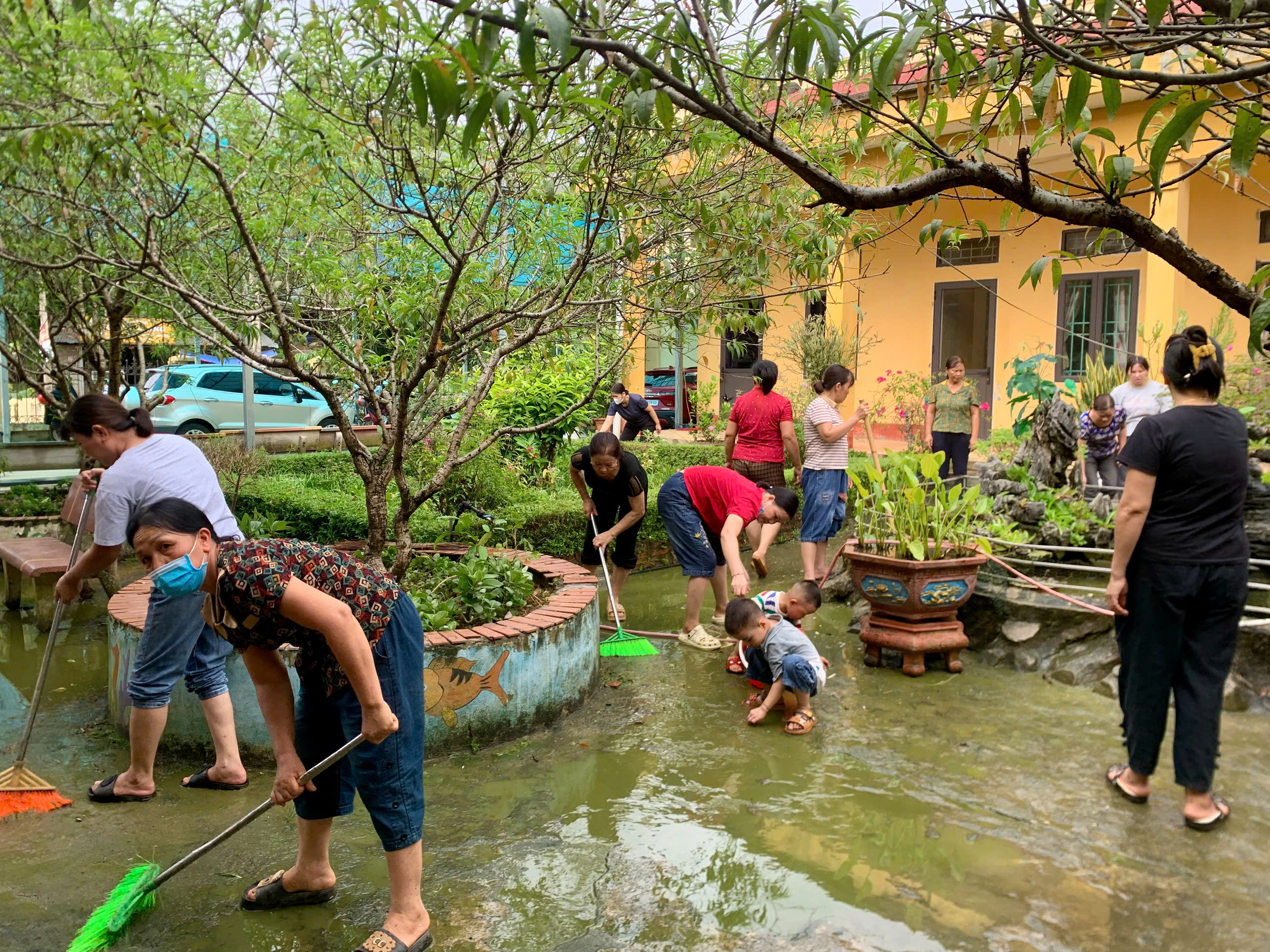 Xã Hòa An đã tổ chức đồng loạt ra quân tổng vệ sinh đường làng, ngõ xóm và khuôn viên các cơ quan, đơn vị