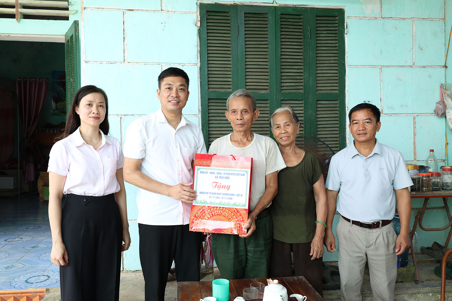 Các đồng chí lãnh đạo xã Yên Sơn thăm, tặng quà gia đình chính sách, người có công nhân kỷ niệm 79 năm Ngày Thương binh liệt sỹ