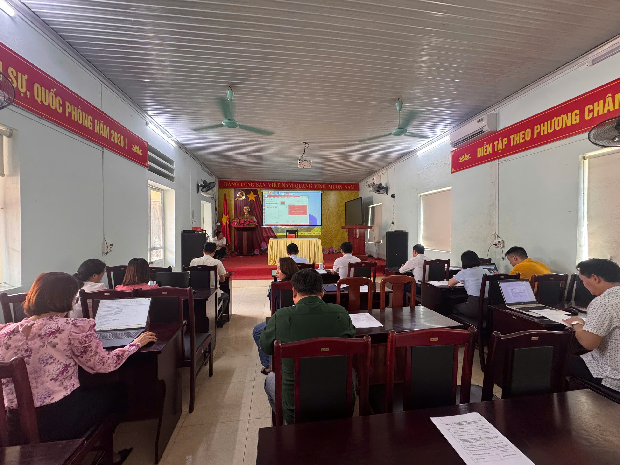 Xã Tùng Bá họp ban chỉ đạo thực hiện Chính sách BHXH, BHYT 8 tháng đầu năm 2026