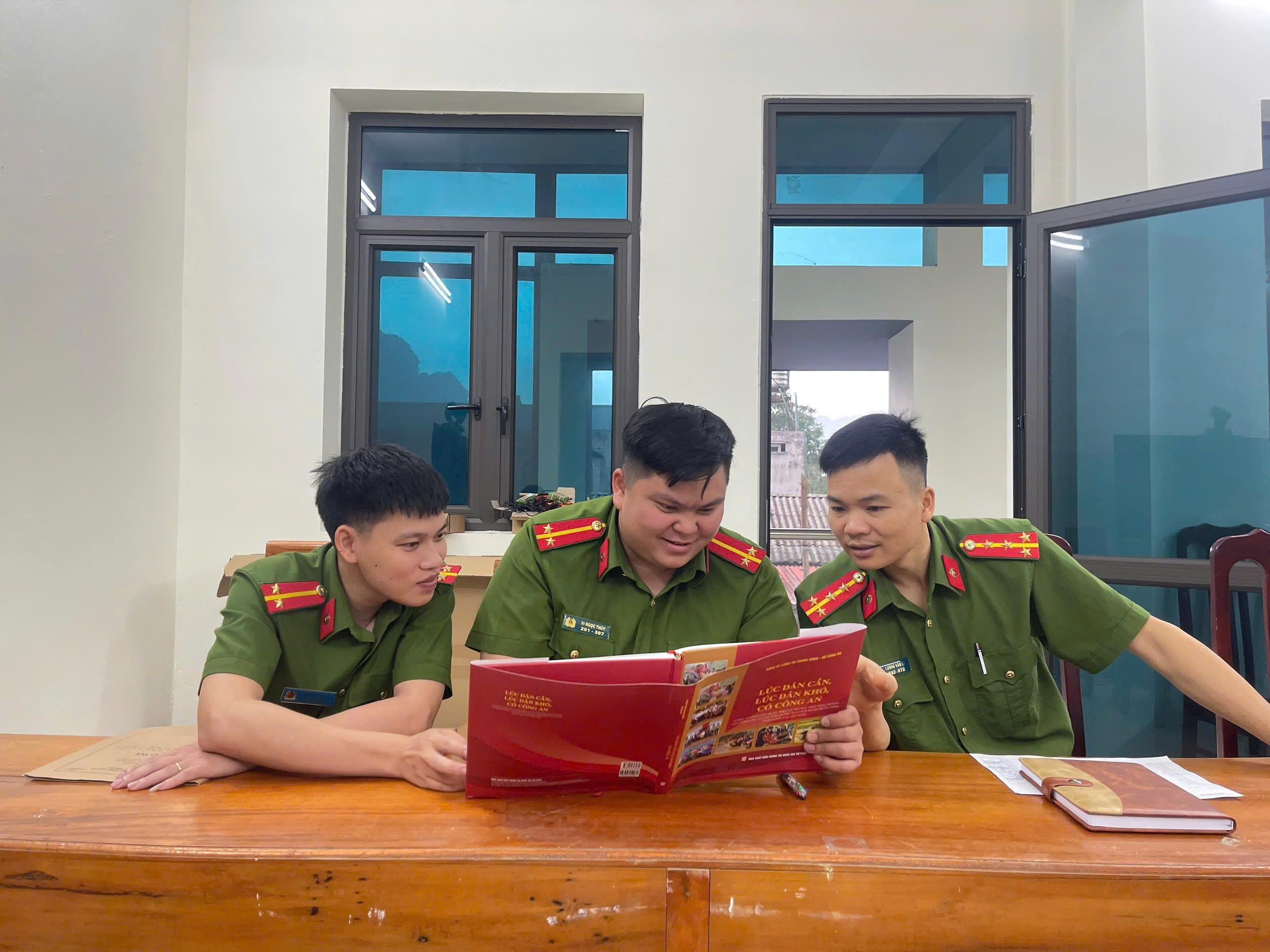 CÔNG AN XÃ THƯỢNG LÂM: NÂNG CAO TRI THỨC, RÈN LUYỆN BẢN LĨNH