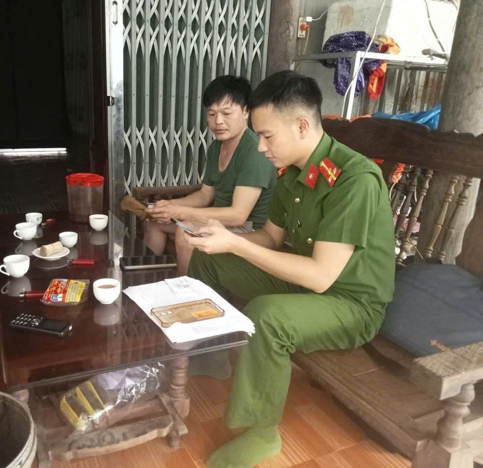 CÔNG AN XÃ BÌNH AN TÍCH CỰC HƯỚNG DẪN CÔNG DÂN TÍCH HỢP CÁC GIẤY TỜ LÊN ỨNG DỤNG VNeID