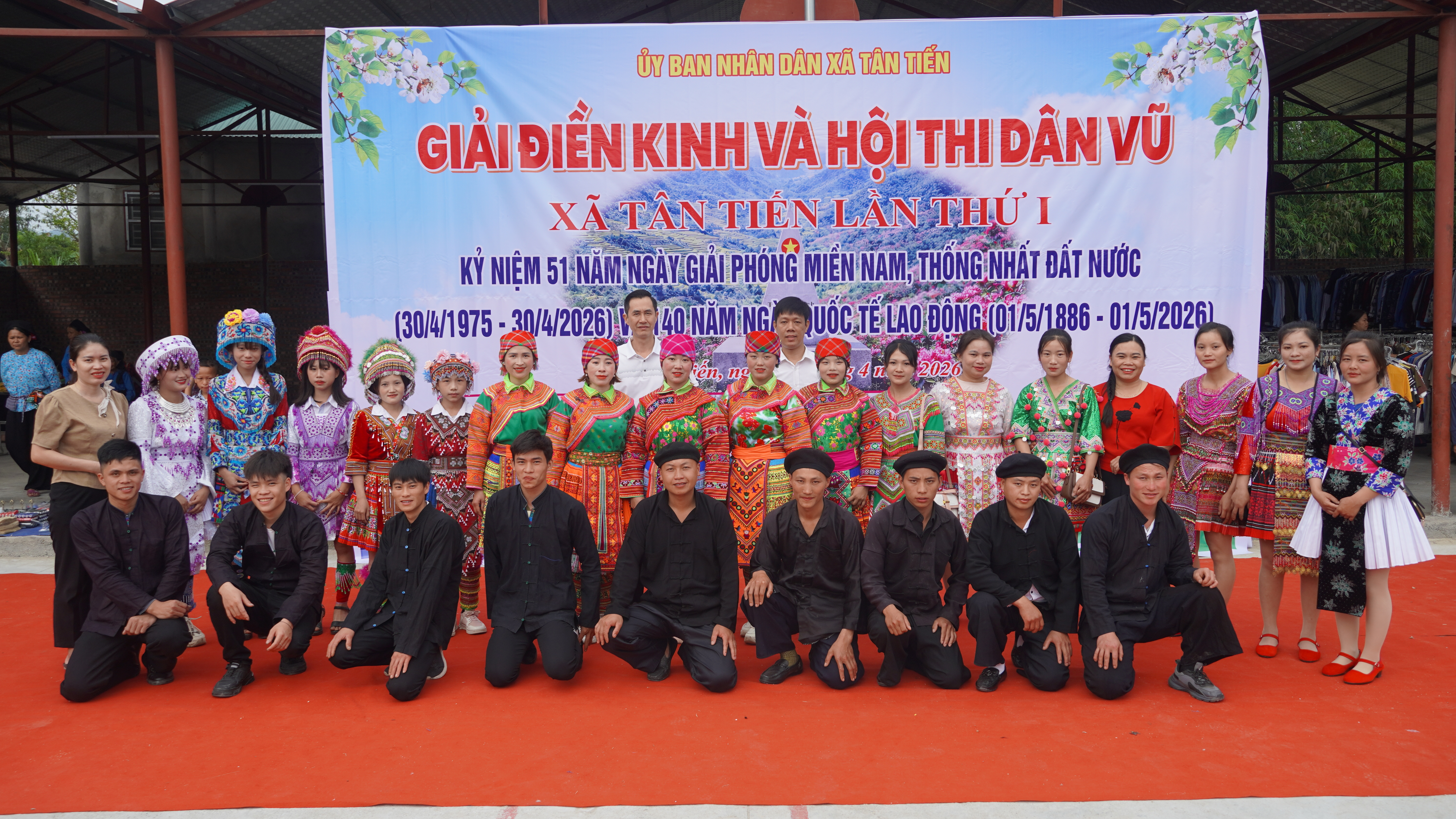 Tân Tiến sôi động hội thi dân vũ dân tộc Mông dịp 30/4 – 01/5