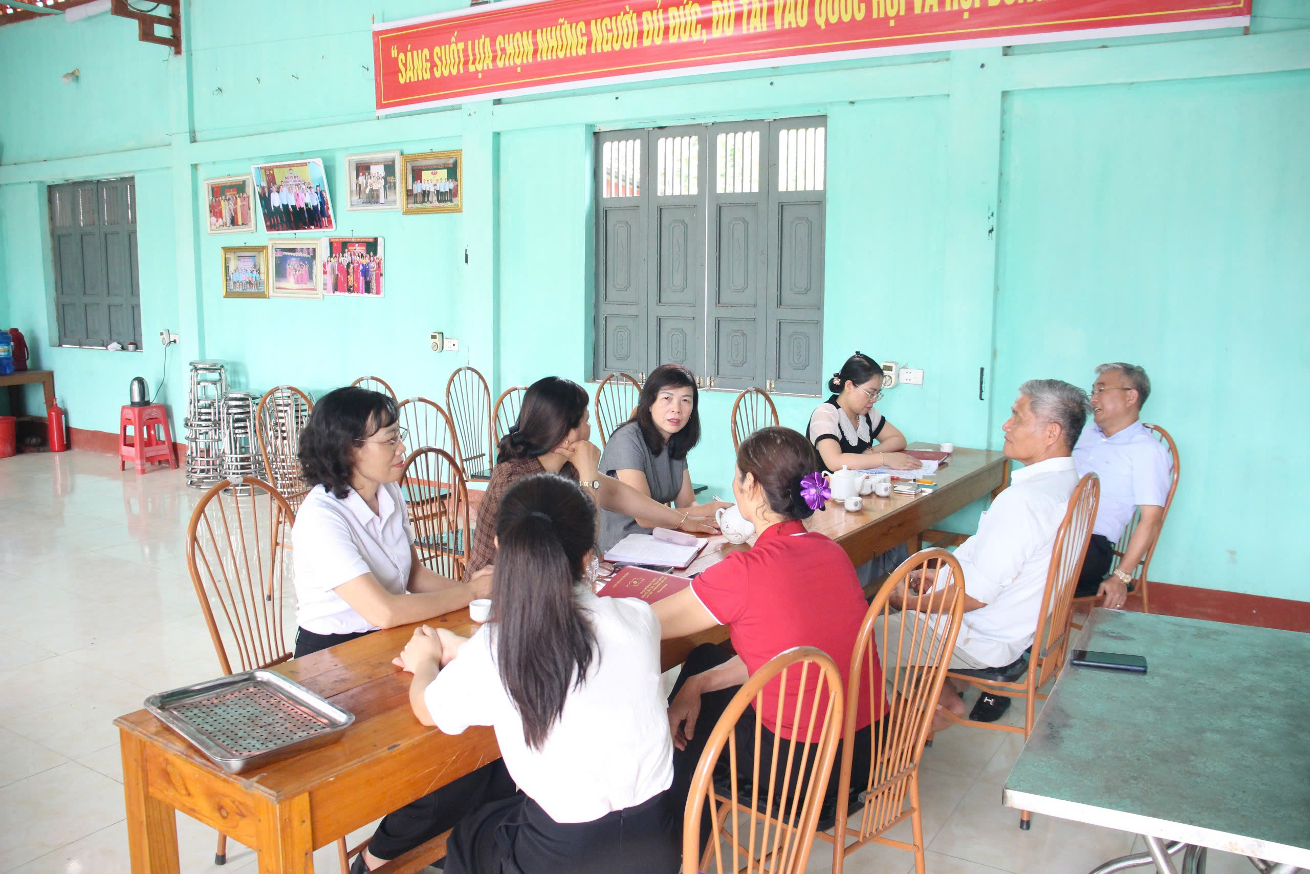 Đồng chí Phó Chủ tịch Hội đồng nhân dân tỉnh Phạm Thị Minh Xuân kiểm tra tiến độ triển khai thực hiện việc sắp xếp thôn, tổ dân phố tại xã Thái Bình