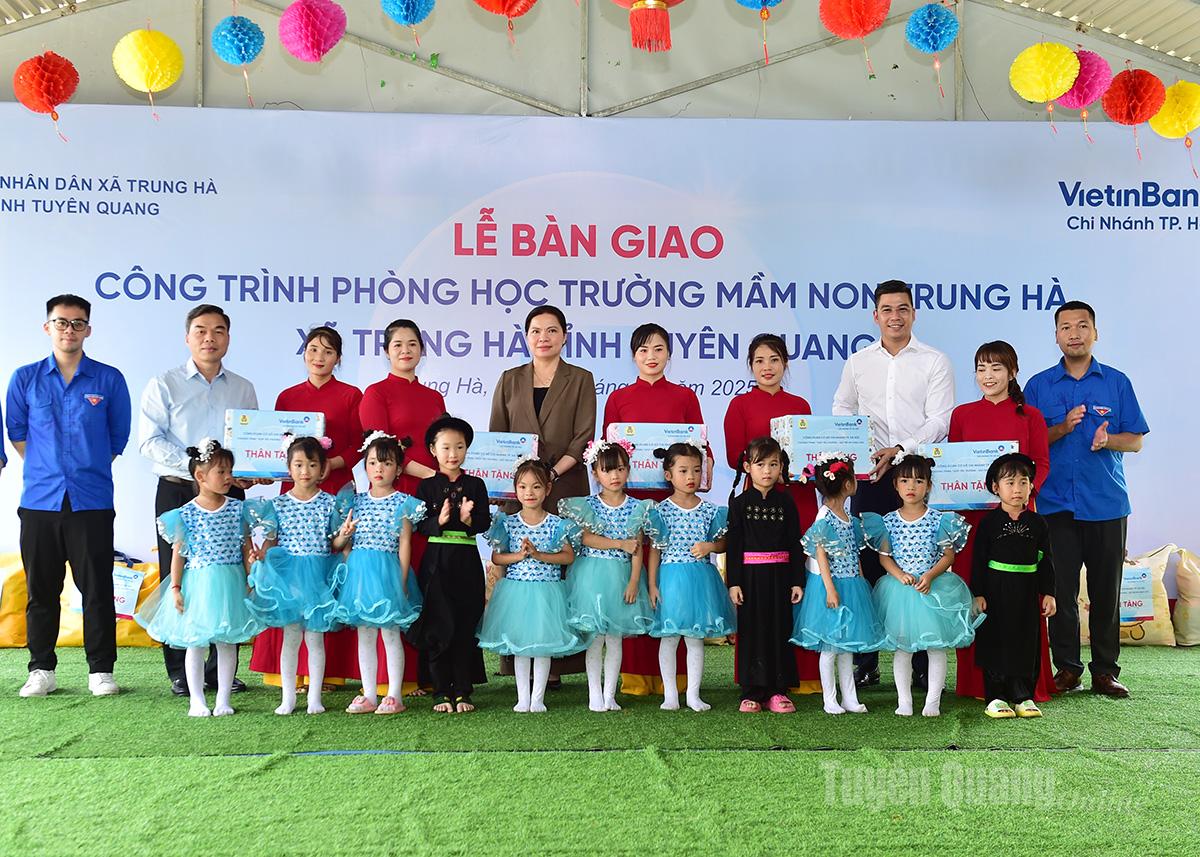 Phó Chủ tịch Ủy ban Trung ương MTTQ Việt Nam Hà Thị Nga dự lễ trao phòng học tại Trung Hà