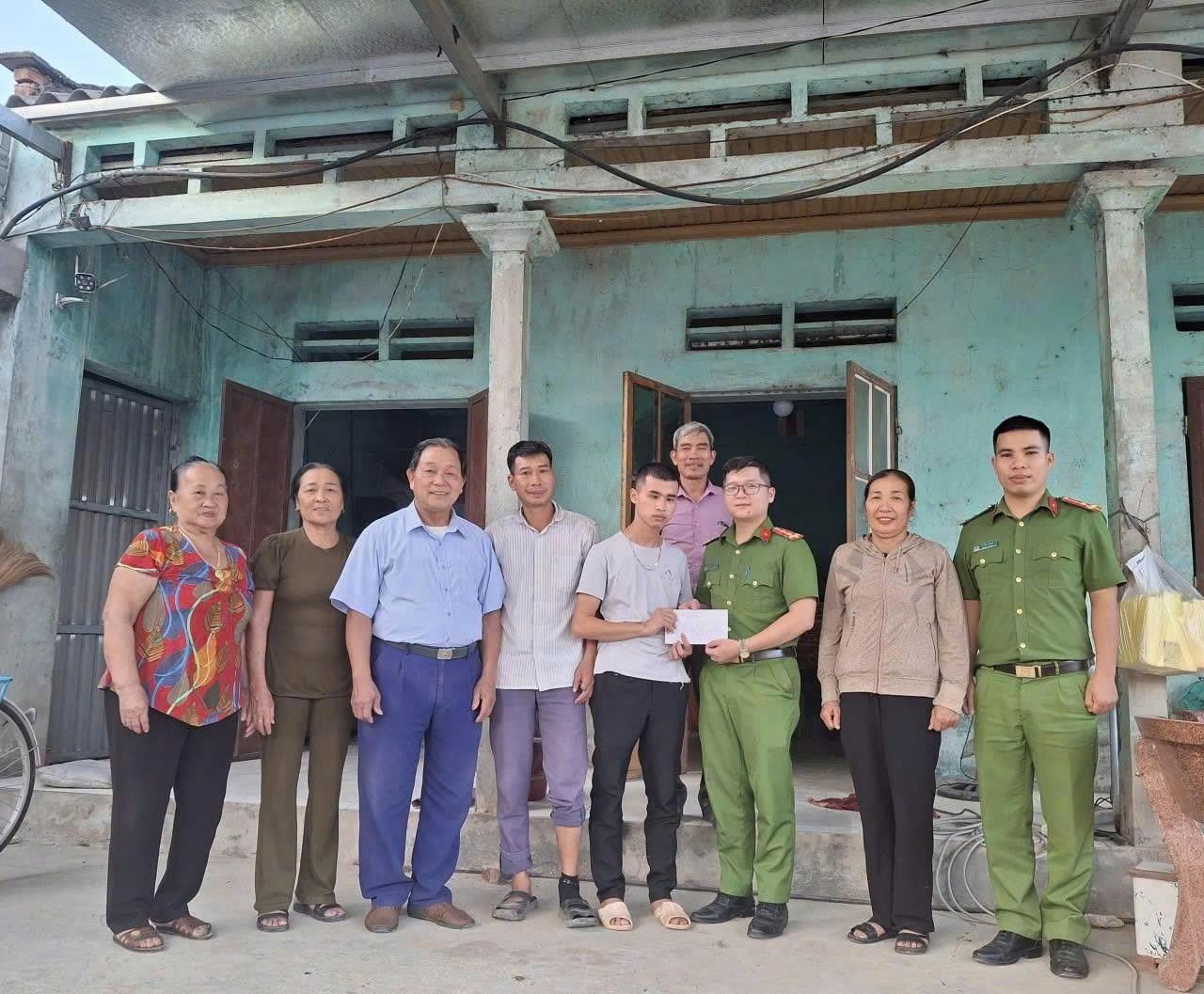 CÔNG AN XÃ SƠN THỦY TỔ CHỨC THĂM HỎI, TẶNG QUÀ GIA ĐÌNH KHUYẾT TẬT, HOÀN CẢNH KHÓ KHĂN