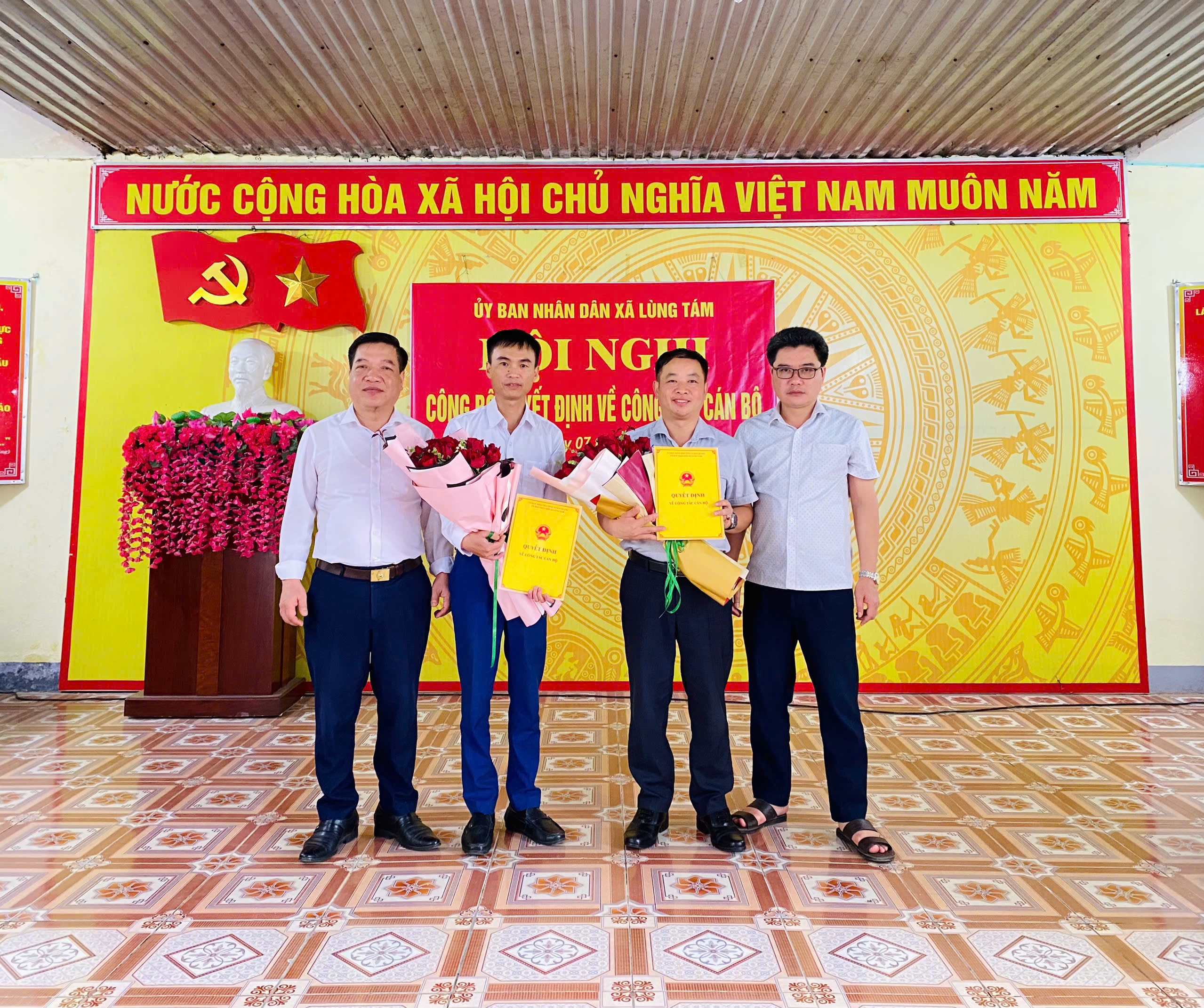 CÔNG BỐ QUYẾT ĐỊNH VỀ CÔNG TÁC CÁN BỘ XÃ LÙNG TÁM