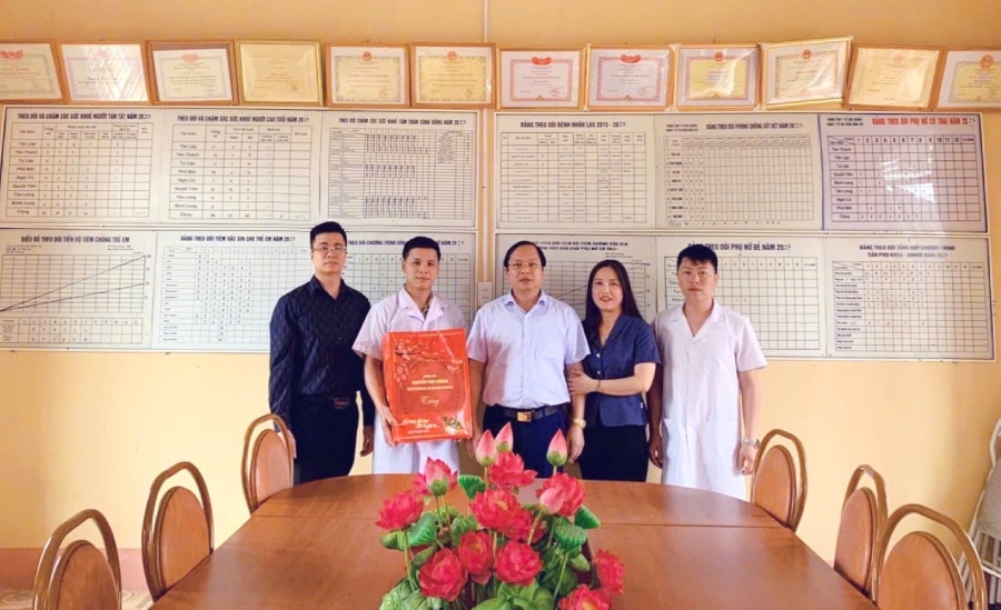 CT tặng Trạm y tế1.jpg