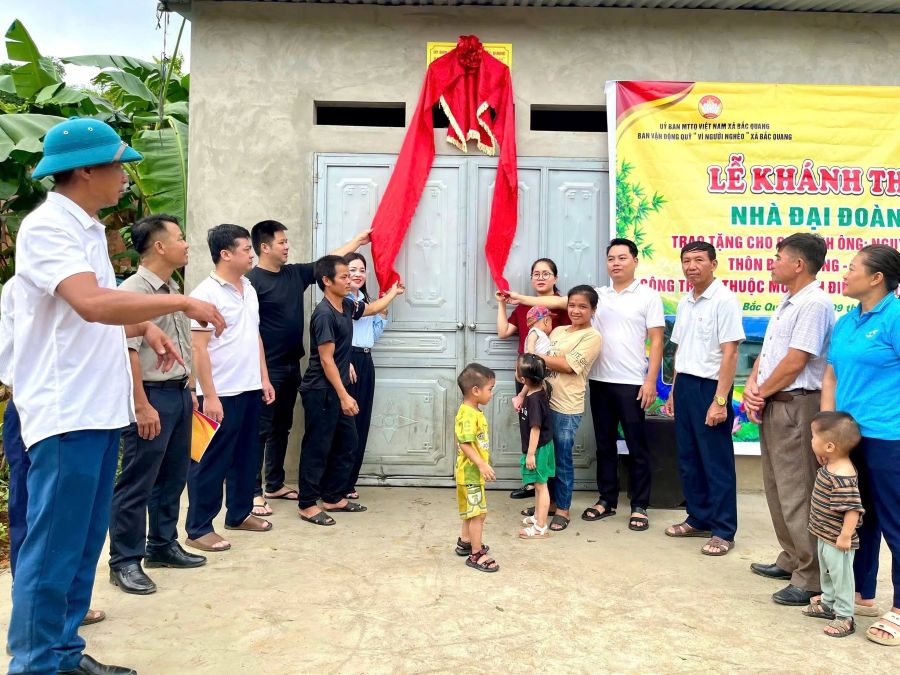 Bắc Quang bàn giao Nhà Đại đoàn kết cho hộ nghèo thôn Bảo Thắng