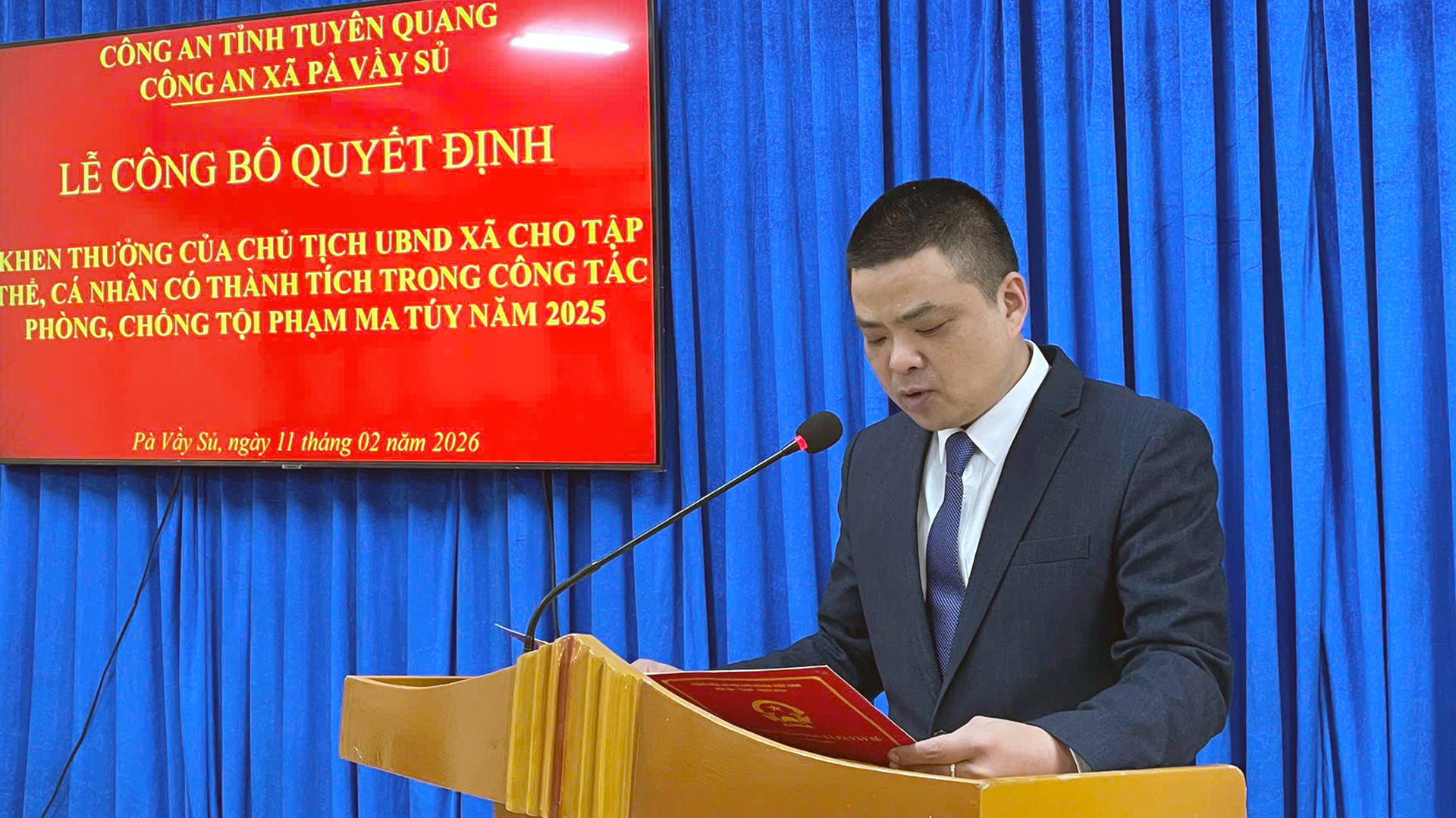 C&ocirc;ng an x&atilde; khen thưởng đột xuất (1).jpg