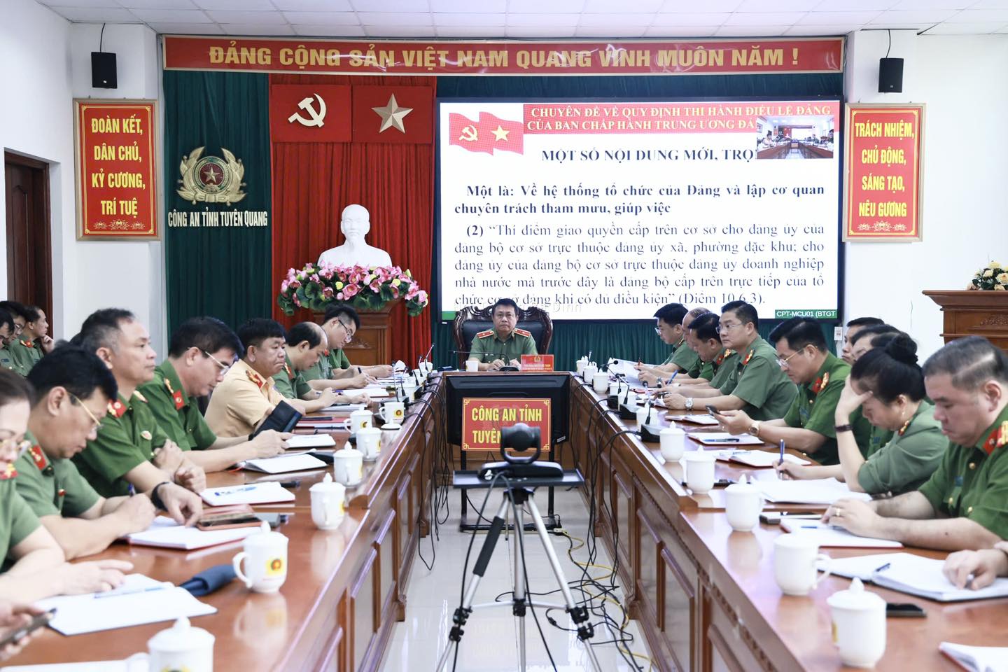 TẬP TRUNG CAO ĐỘ HỌC TẬP, QUÁN TRIỆT NGHỊ QUYẾT HỘI NGHỊ LẦN THỨ HAI BAN CHẤP HÀNH TRUNG ƯƠNG ĐẢNG KHÓA XIV